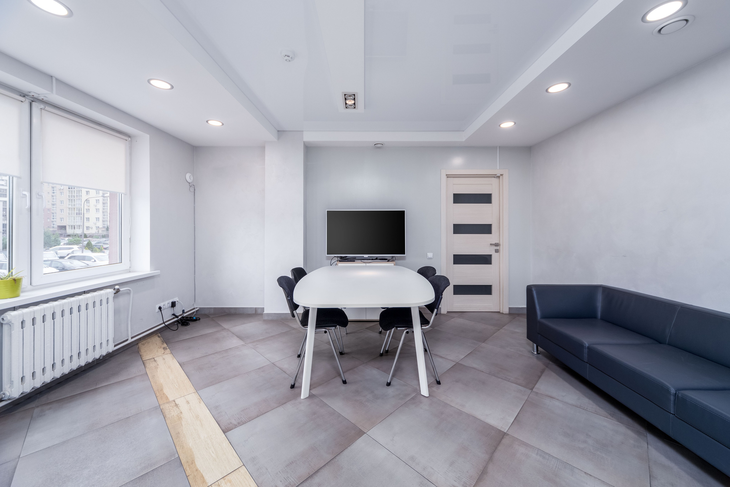 Интерьер переговорной комнаты в офисе страховой компании в Минске