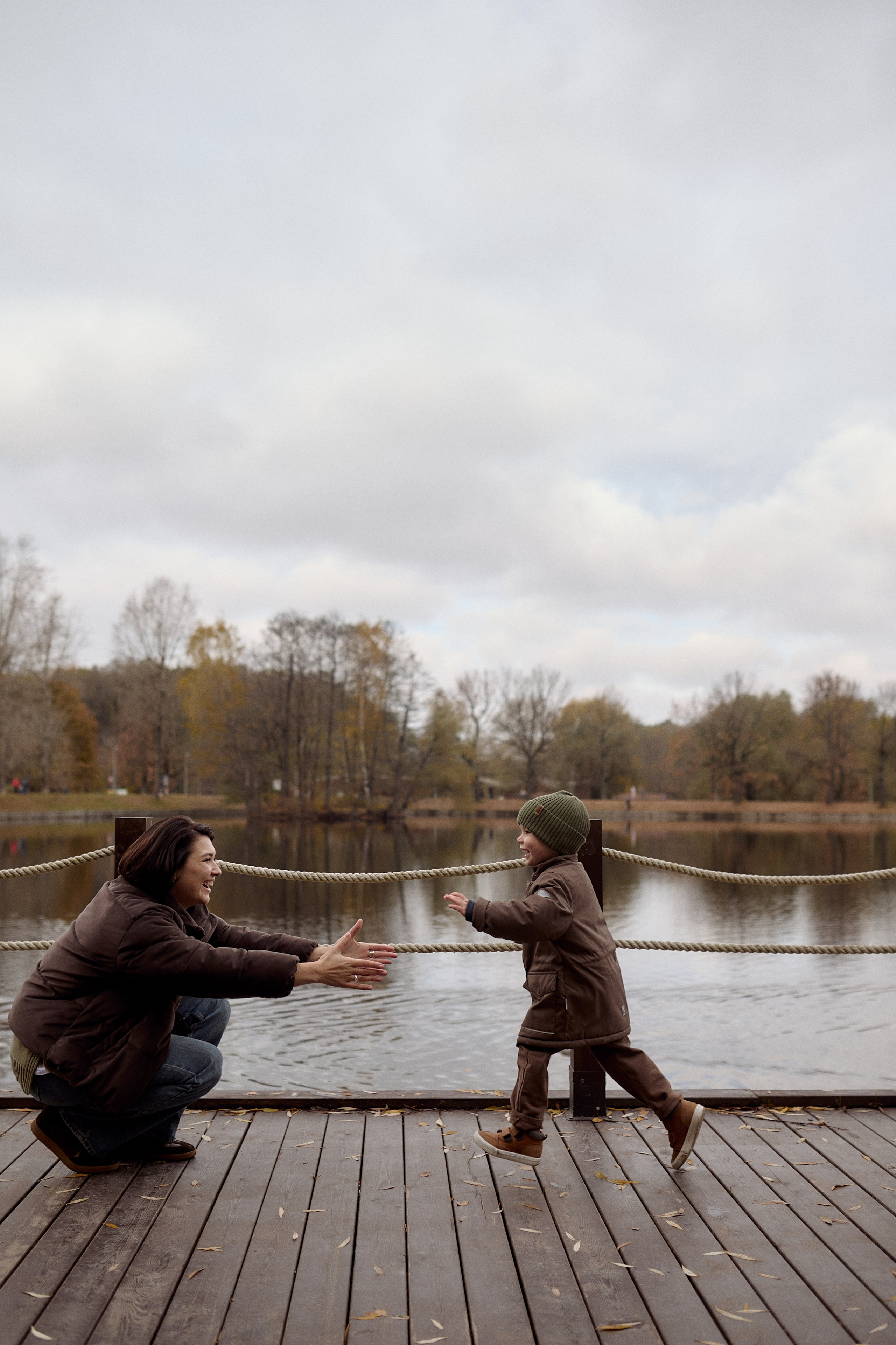 Вова, Юля и Максим в осеннем парке. Семейный и свадебный lifestyle-фотограф в Москве Мария Петрова