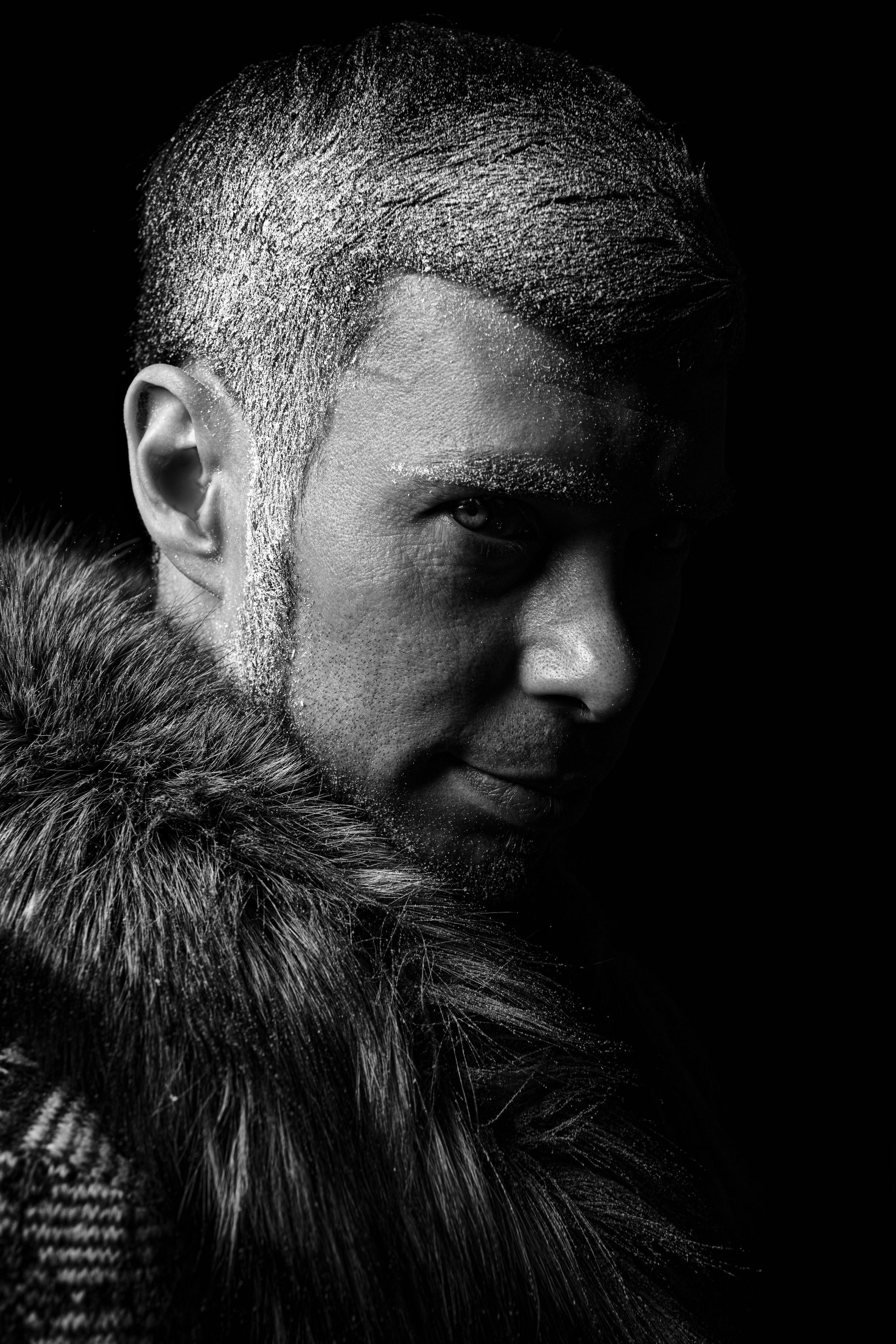 Драматичный черно-белый портрет с мехом