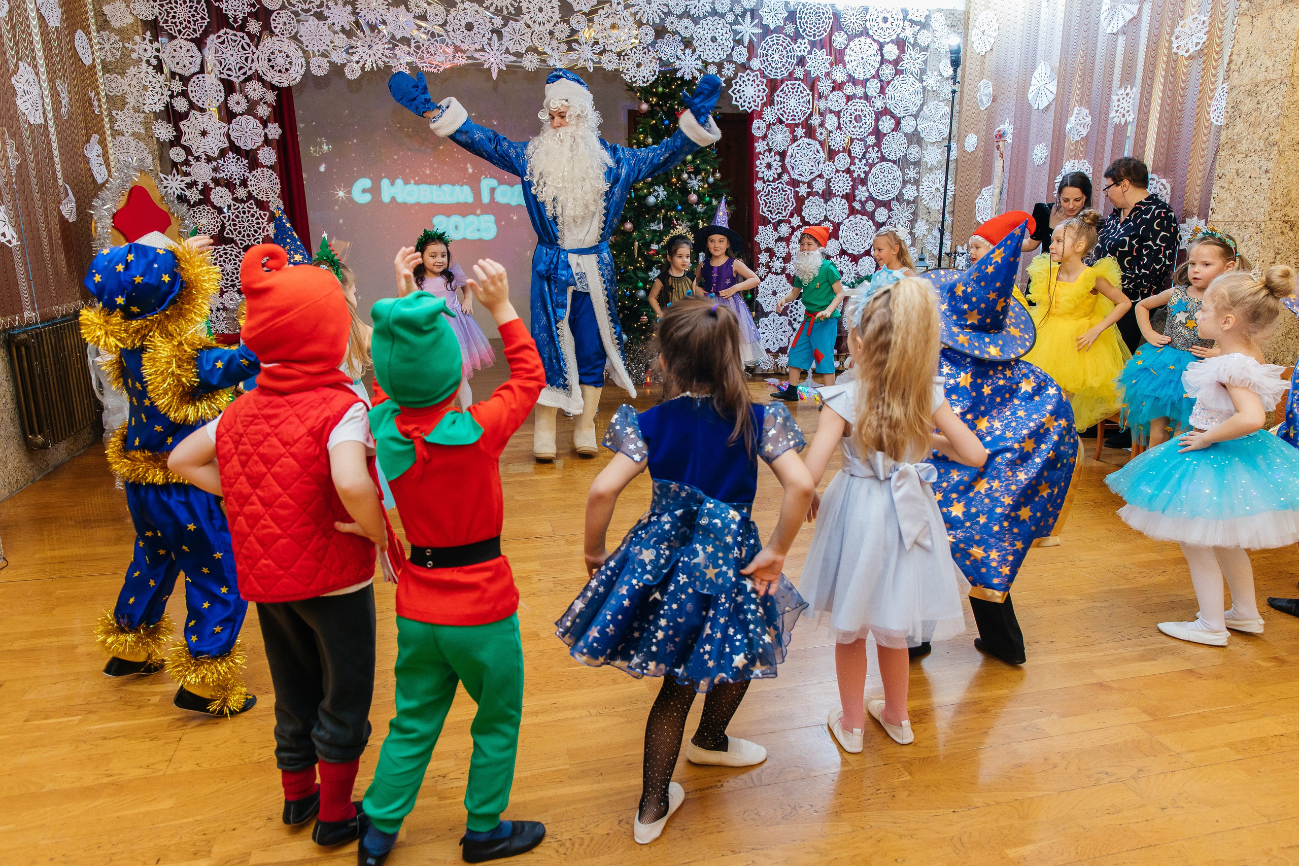 Детский сад № 93 — Утренник (27.12.2024). Свадебный и семейный фотограф Крамар Наталья