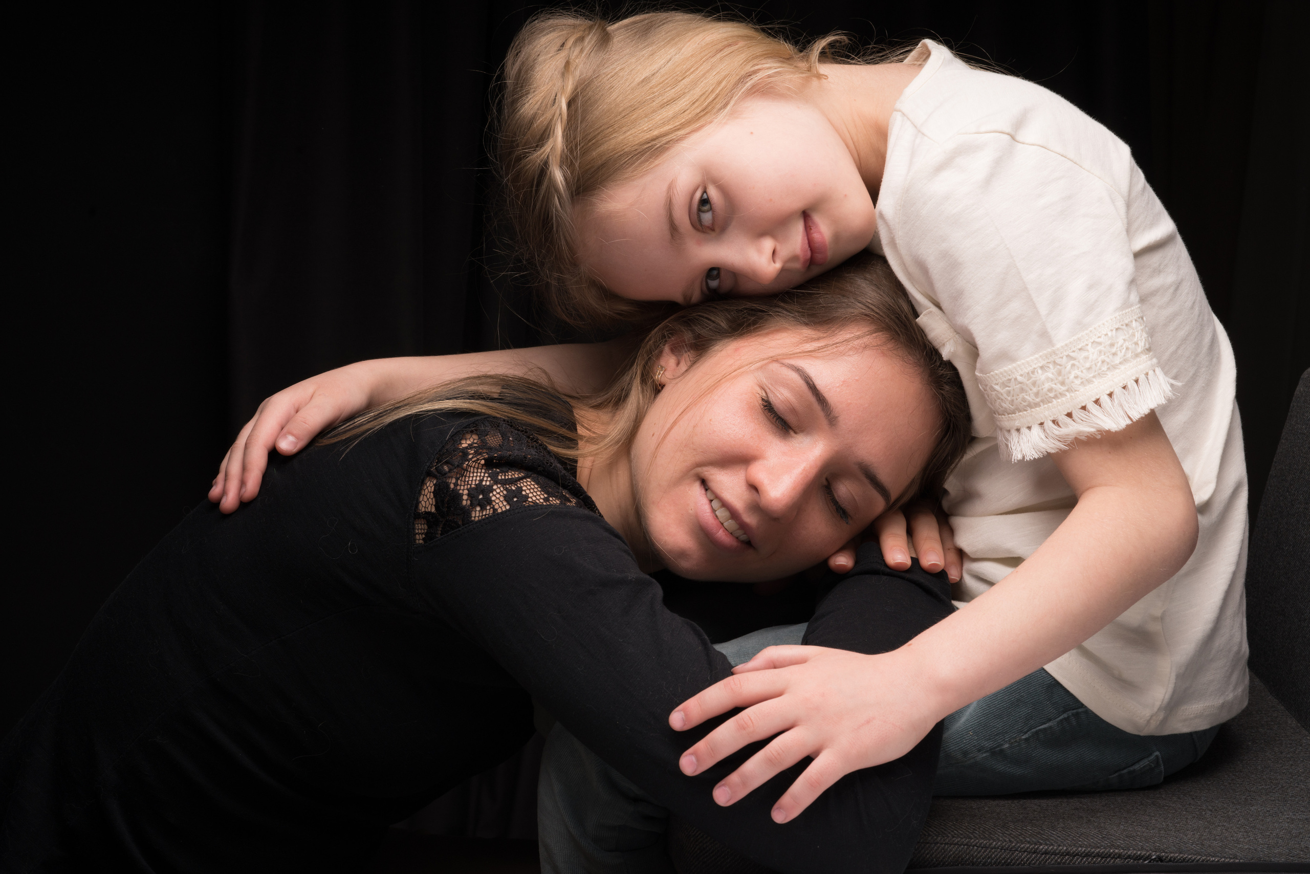 Нелли и Алиса. Мама и дочь. Фотограф Алматы, курс по Фотографии в Алматы. Дмитриева Наталья