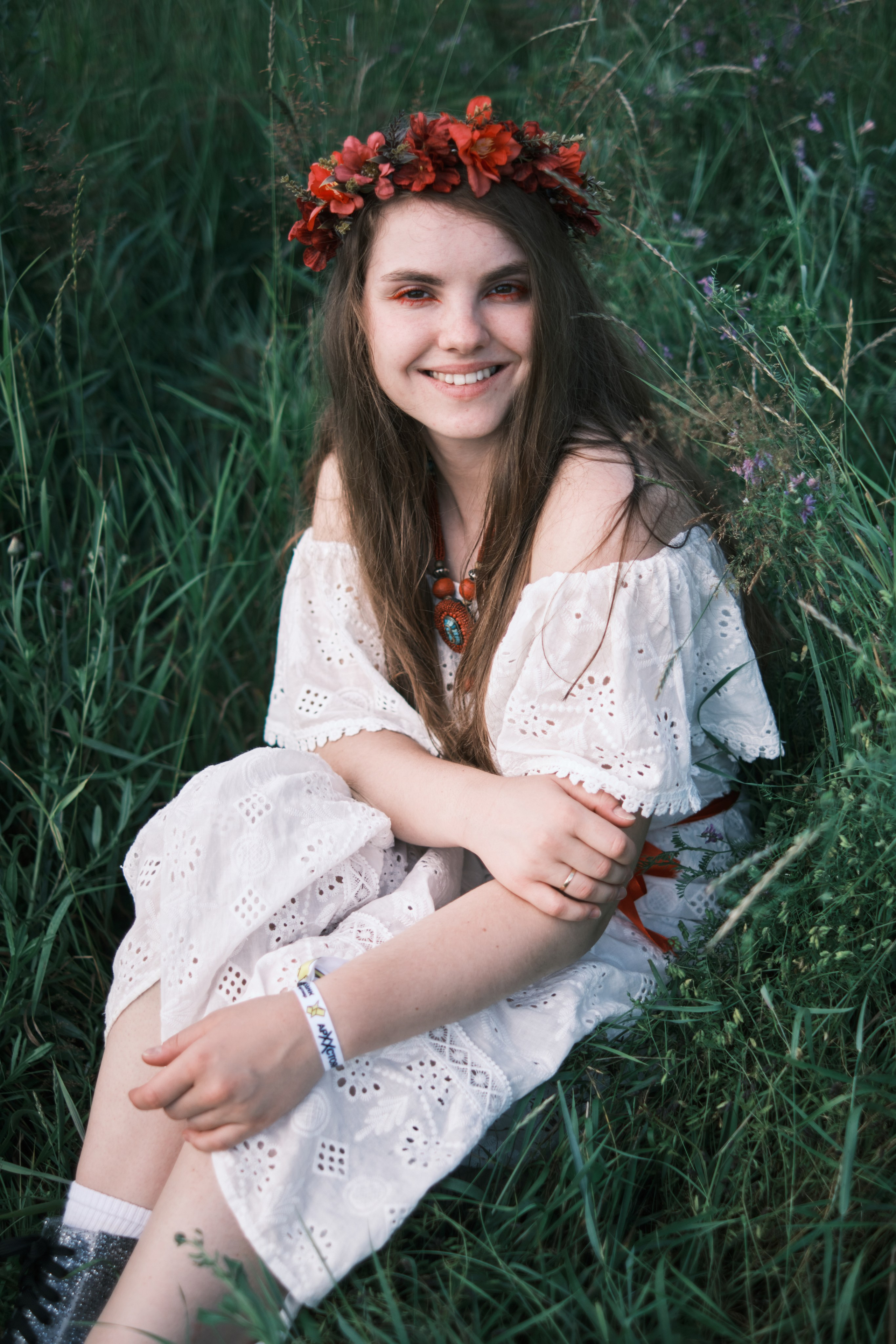 Девушка с платком и веником в русском стиле на поле