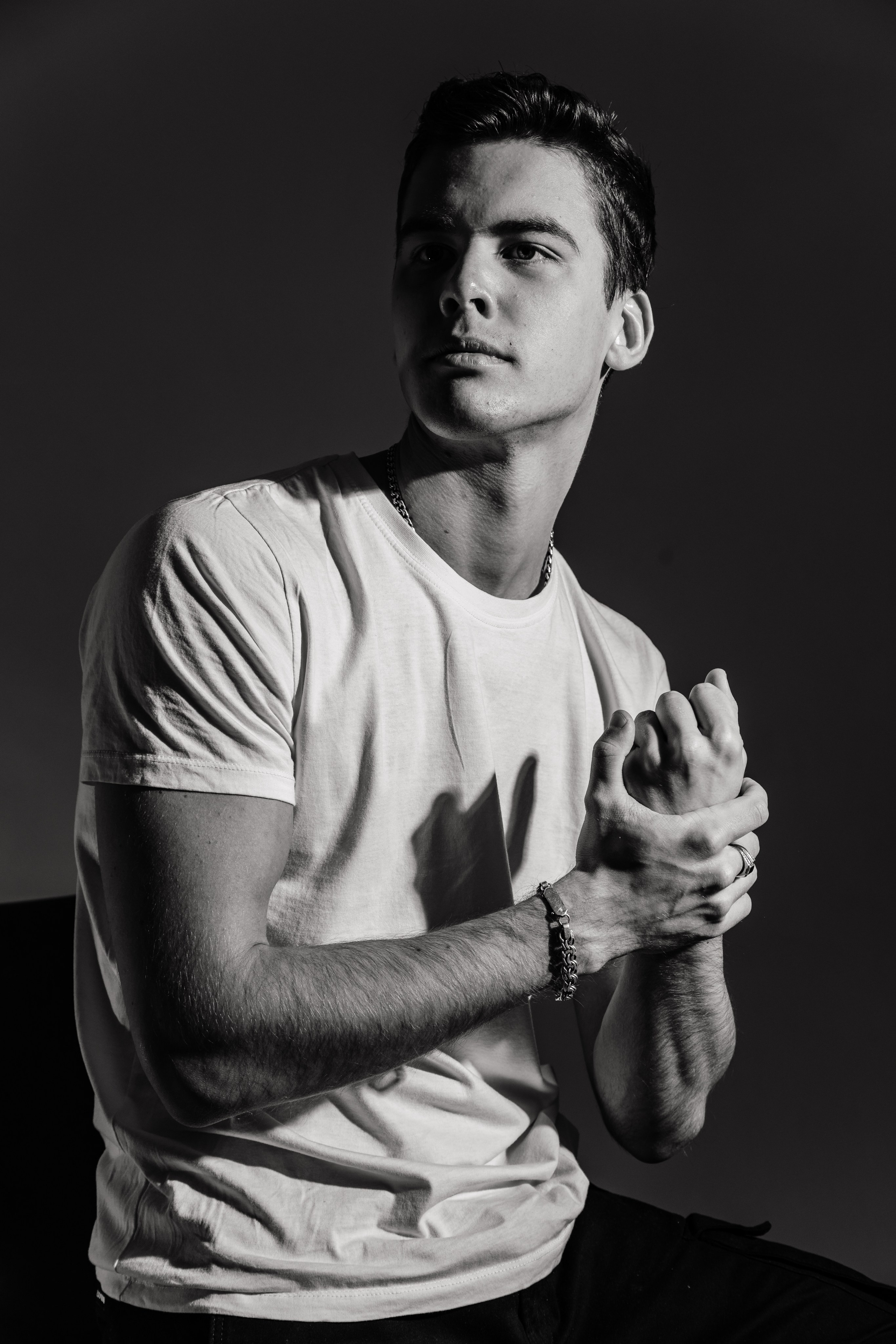 Черно белая фотосессия мужчины в студии