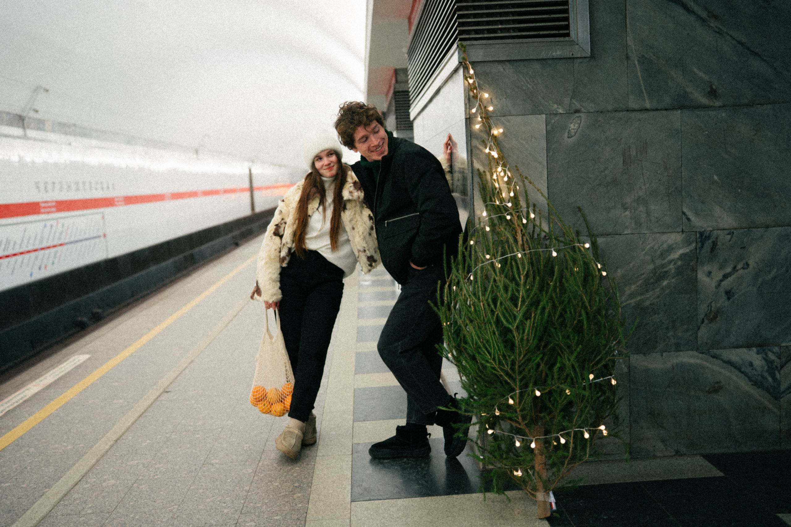 НОВОГОДНЯЯ ПРОГУЛКА ПАРЫ ПО ЧЕРНЫШЕВСКОЙ ПЕРЕД НОВЫМ ГОДОМ. Профессиональный фотограф, Санкт-Петербург — Виктория Богомолова