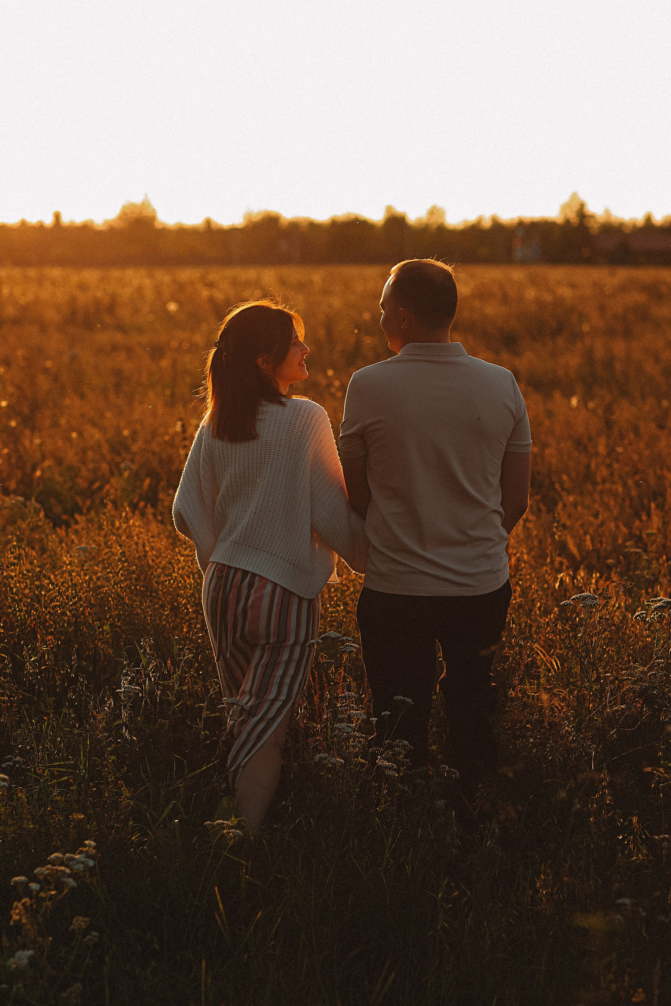 Поле love story на закате. Семейный фотограф Тюмень, фотограф на роды Салмина Мария
