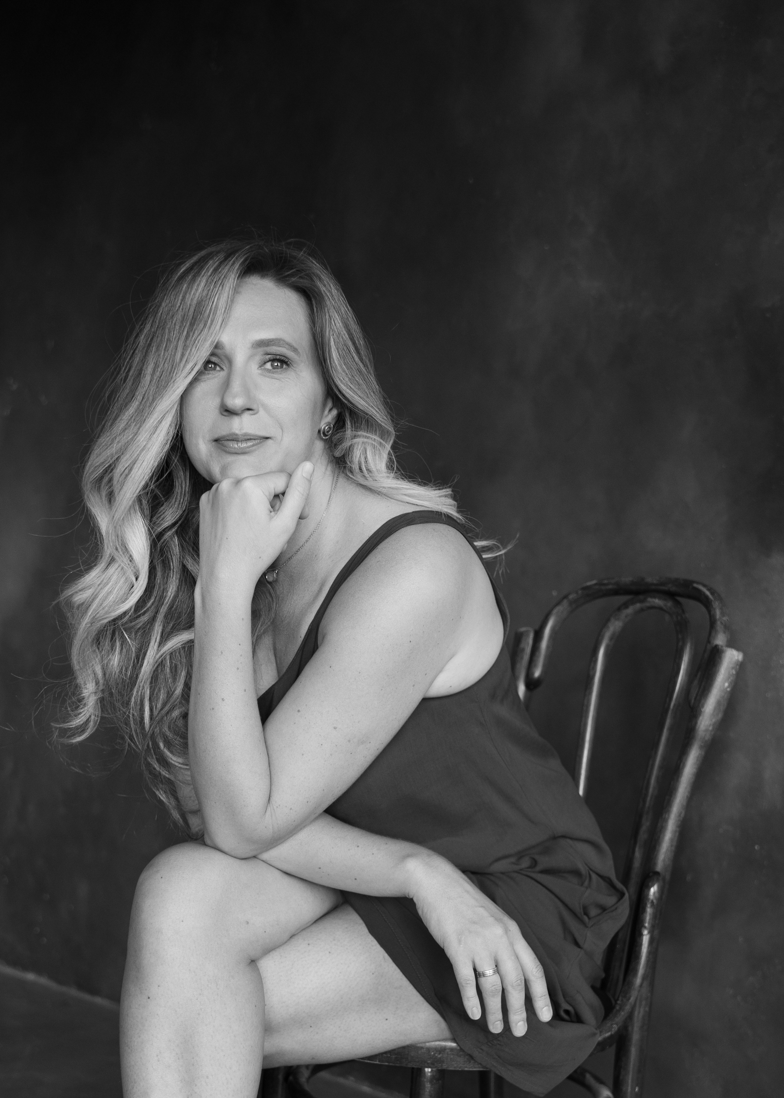 Женский нежный фотопортрет на стуле в студии Красноряск. Женский фотограф в Красноярске