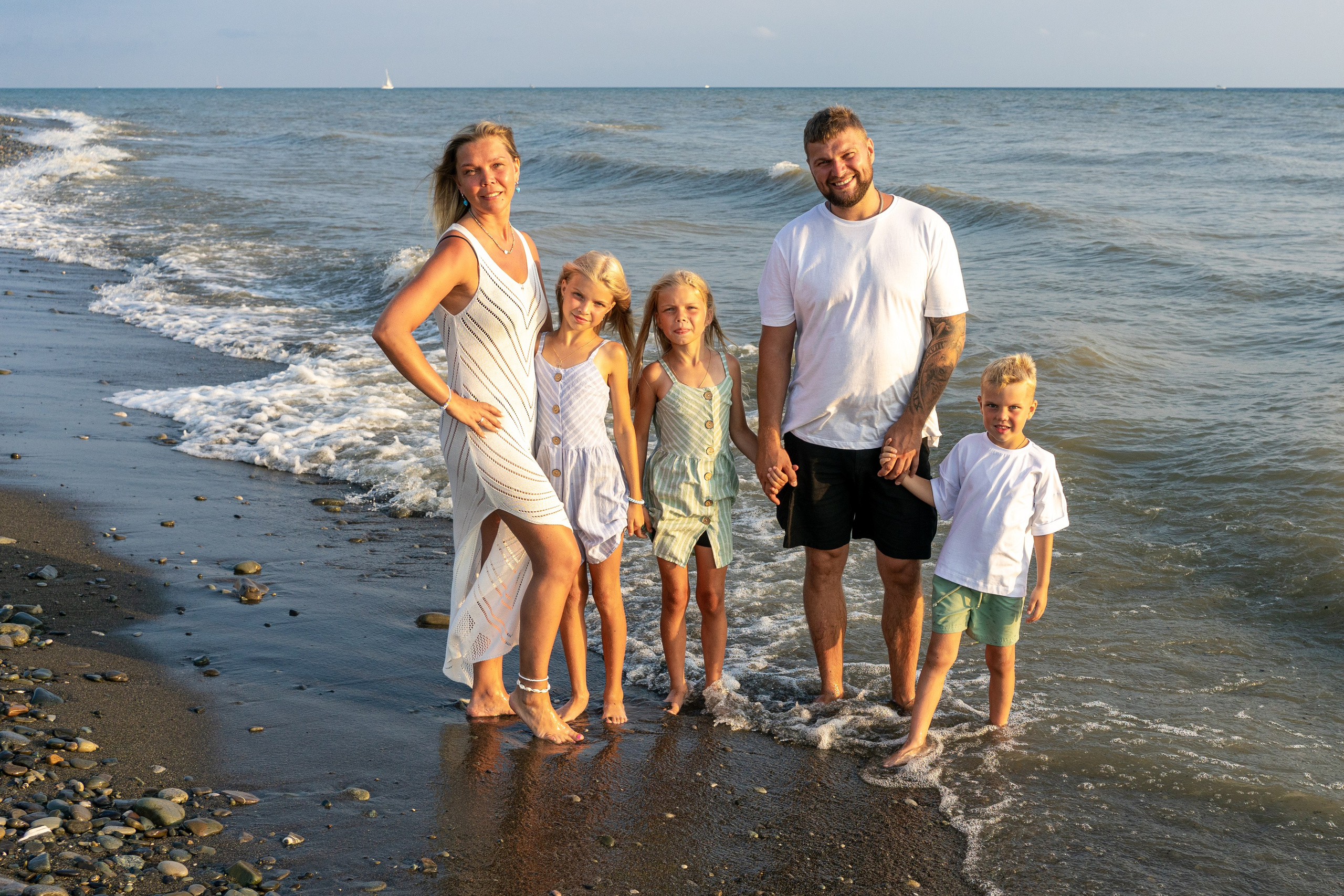 Семейная фотосессия на пляже. Фотограф в Сочи Тиунова Маргарита и Тиунов Евгений