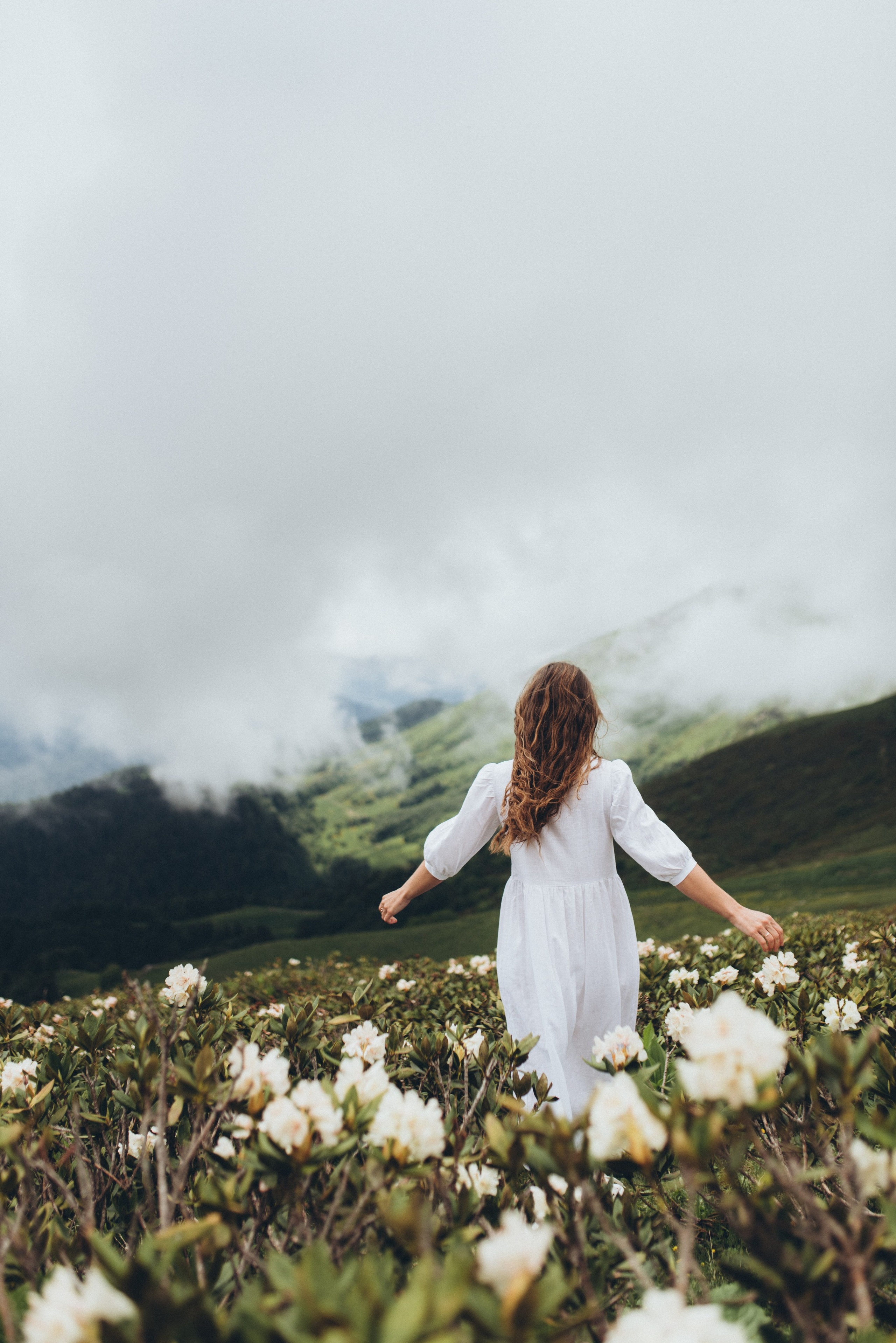 Фотосессия в горах Красной поляна Сочи цветение рододендрона. Фотограф в Сочи — Маргарита Поганова