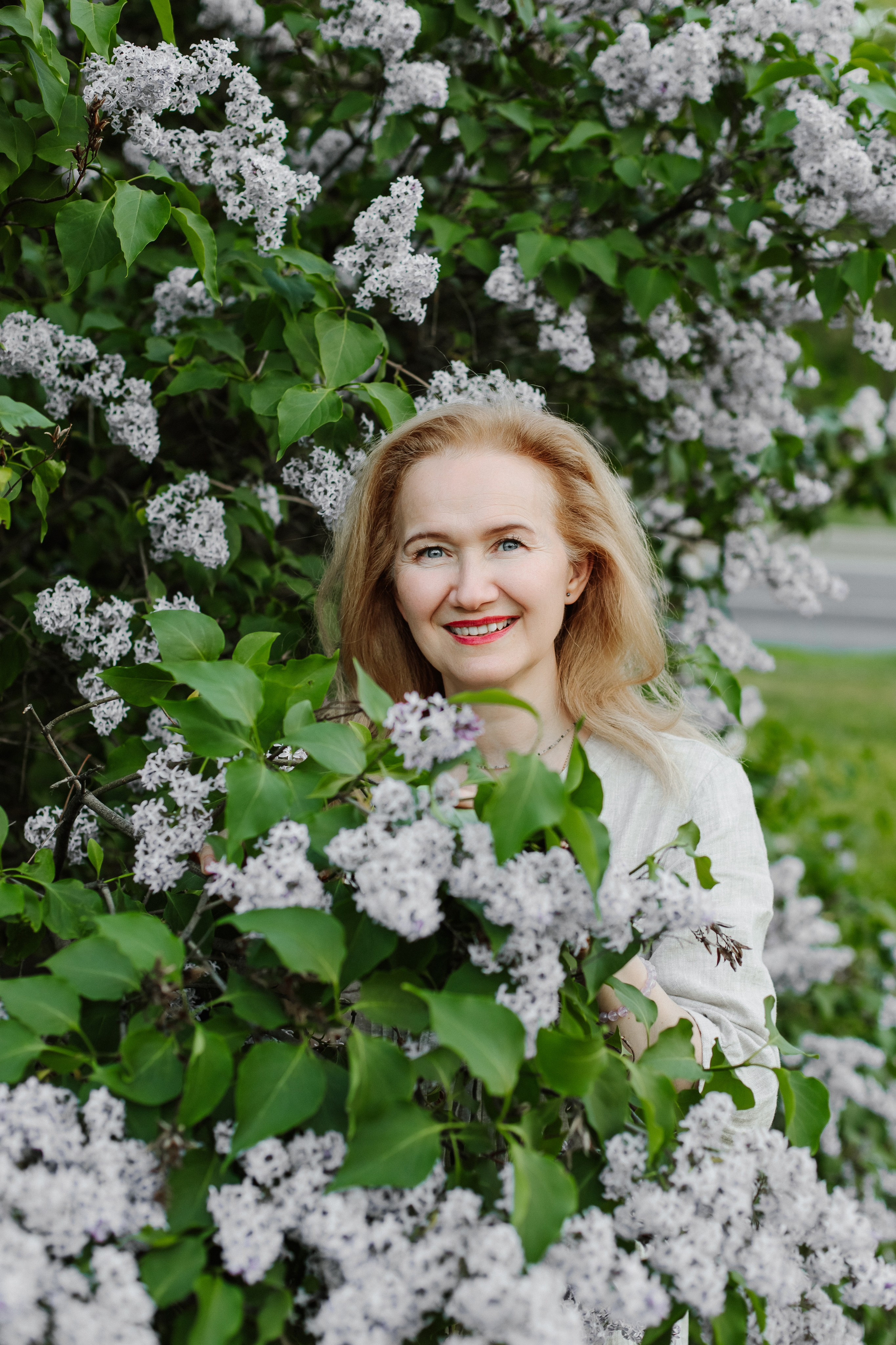 Женская фотосессия в цветении. Контентный фотограф в Перми Натали Кытманова