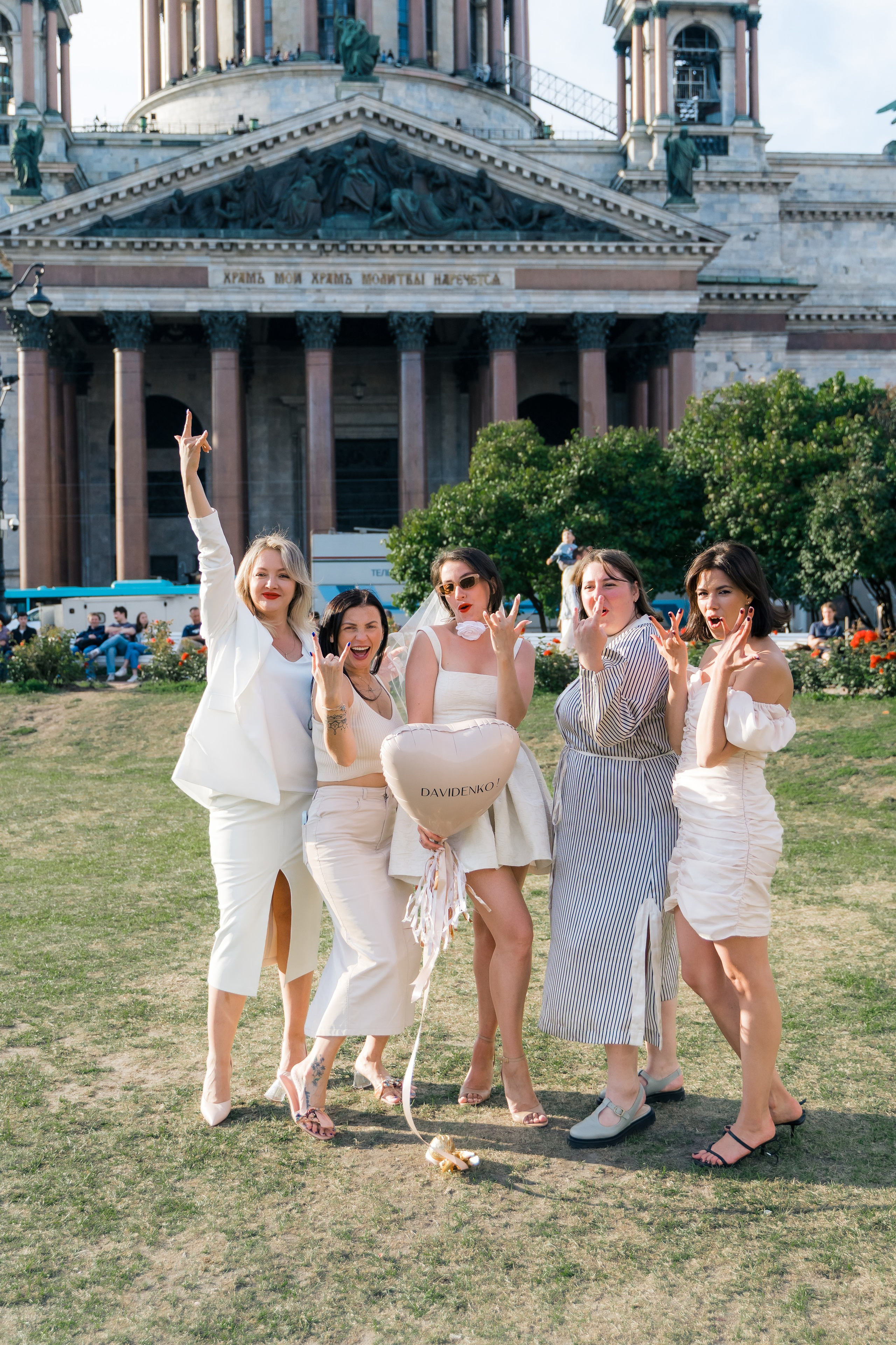 Фотосъемка девичника, встреча девушек, веселые женские портреты