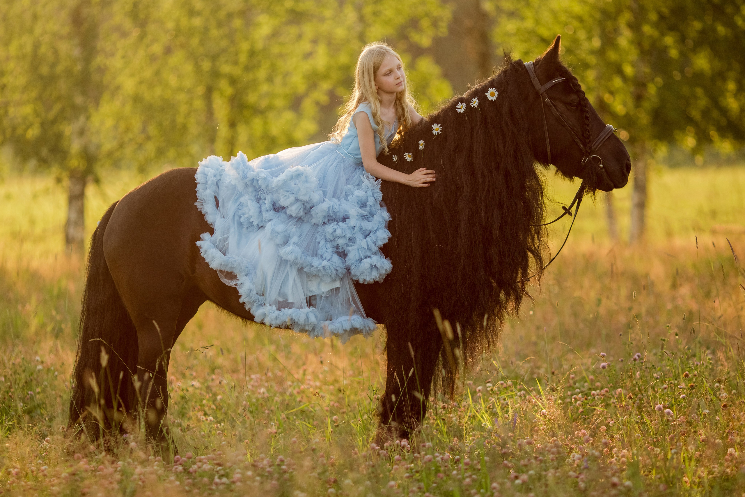 Детская фотосессия с пони и цветами