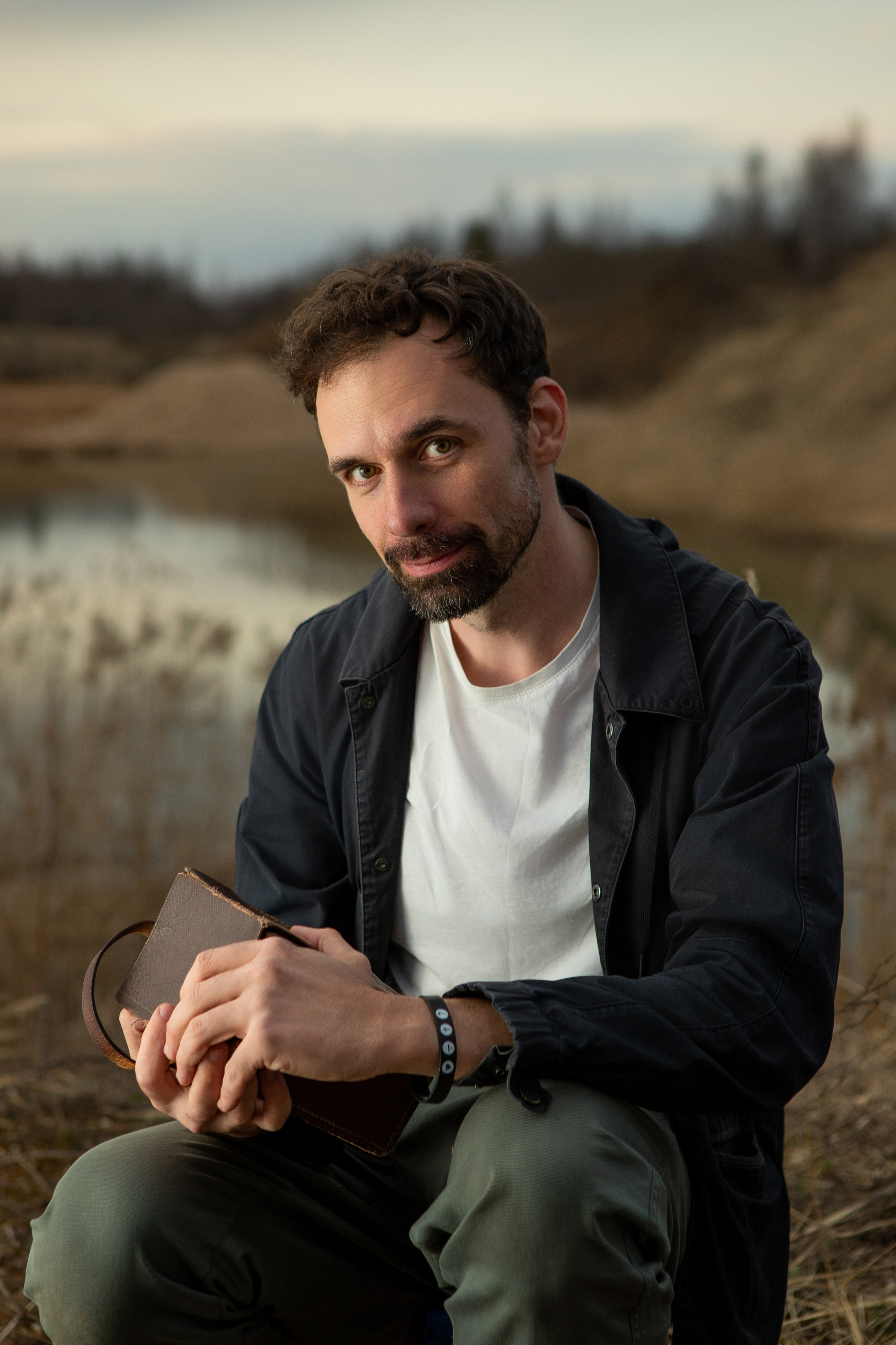 Мужская фотосессия на природе в Подмосковье. Атмосферный мужской портрет