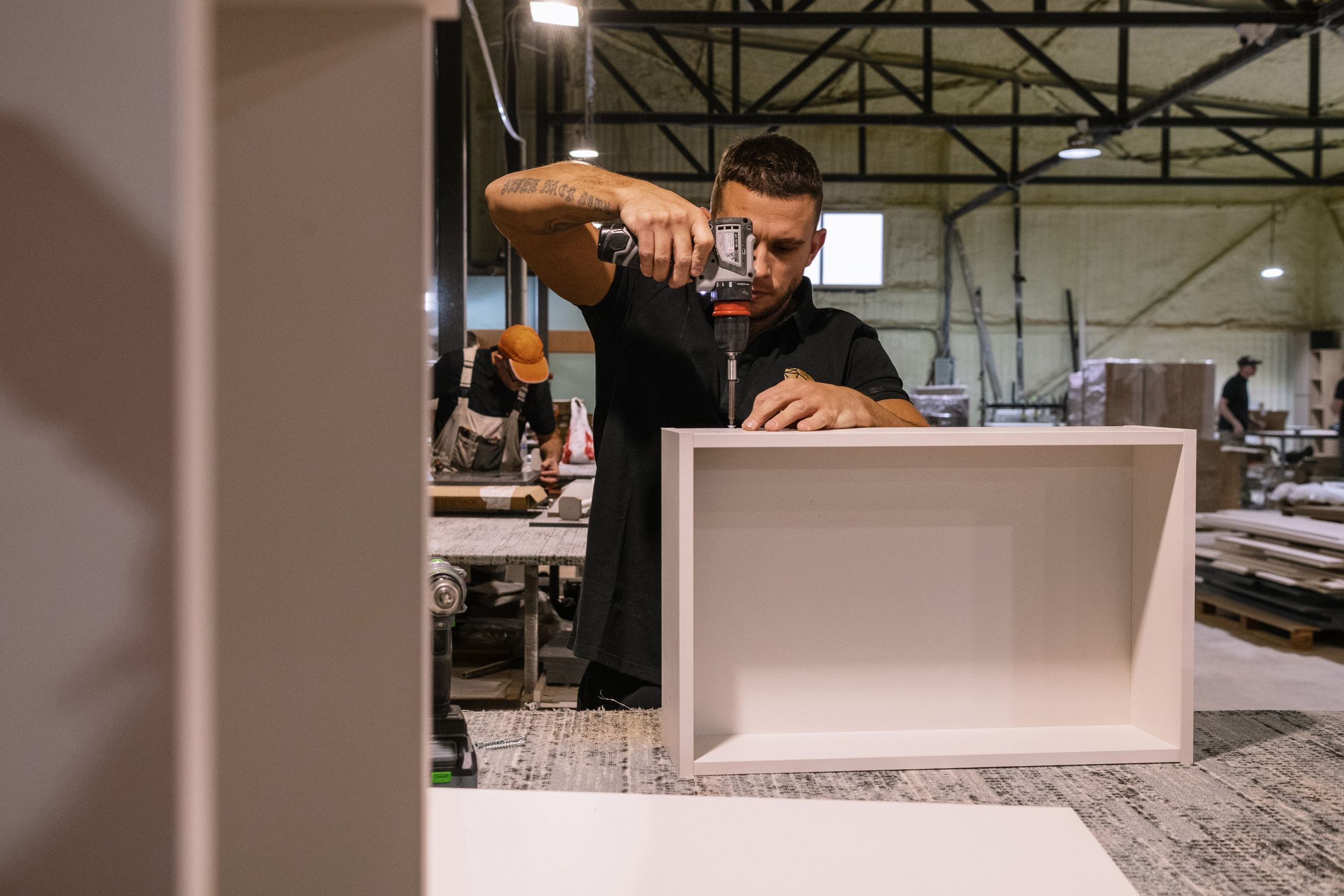 "На производстве Адаманд используются комплектующие Blum, Egger, Alvic, Fenix — фотосессия в цеху"
