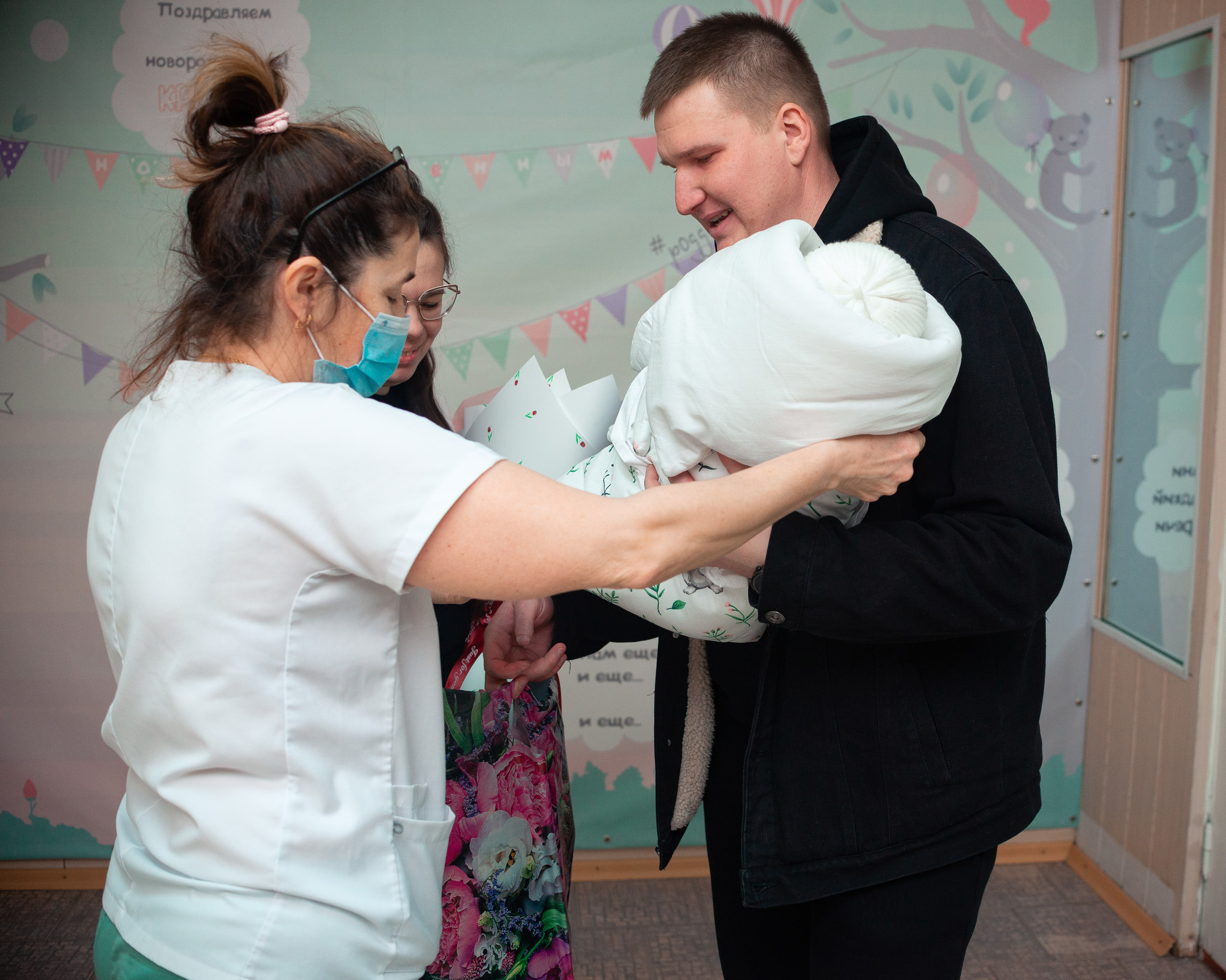 Выписка Егора Областной роддом. Семейный фотограф на выписку из роддома и крещение Минск Настя Гришук