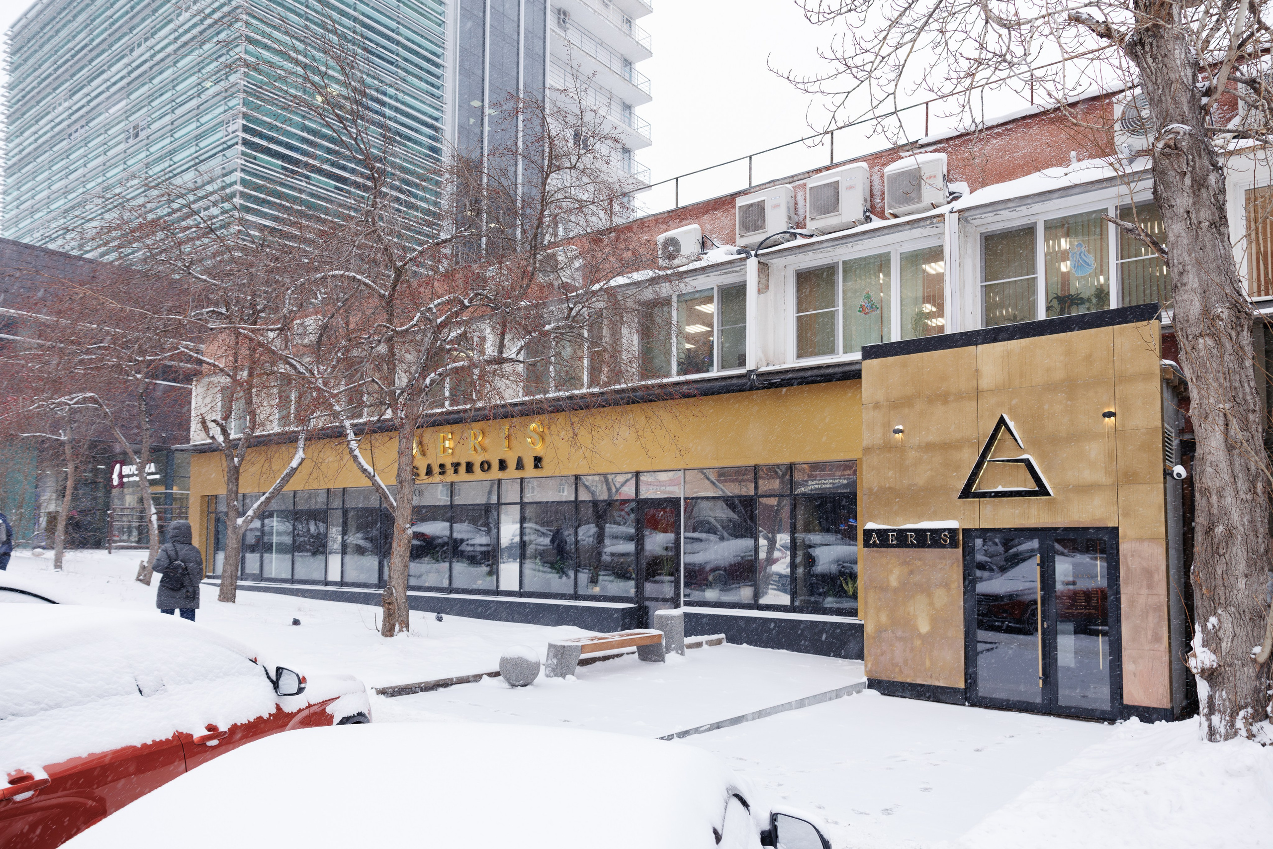 Фотограф для интерьерной съемки ресторана. Контент для бизнеса в Екатеринбурге Полдень Медиа