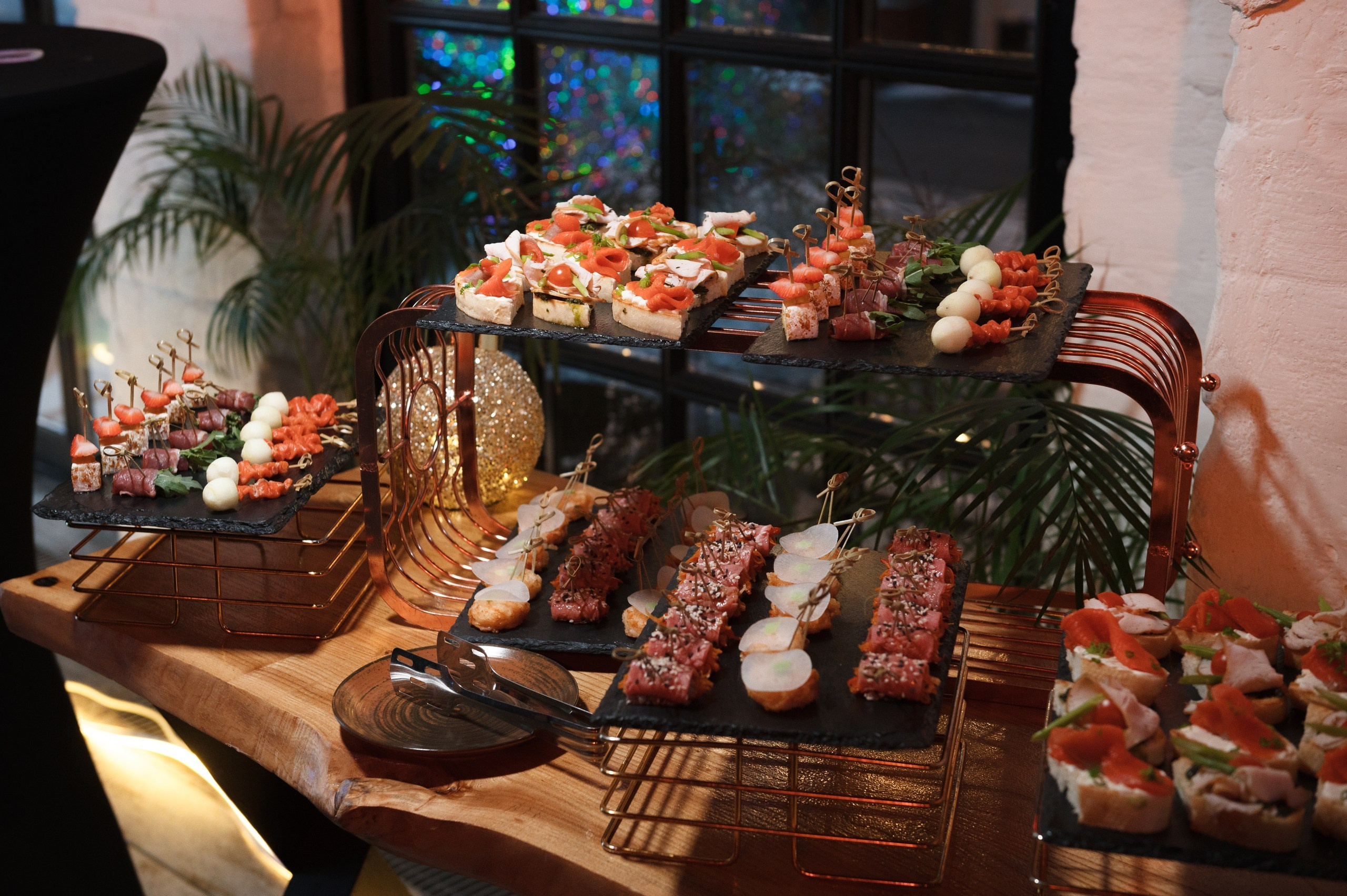 Новогодний корпоратив в стиле Неоновая вечеринка. Праздничное агентство ПИОН