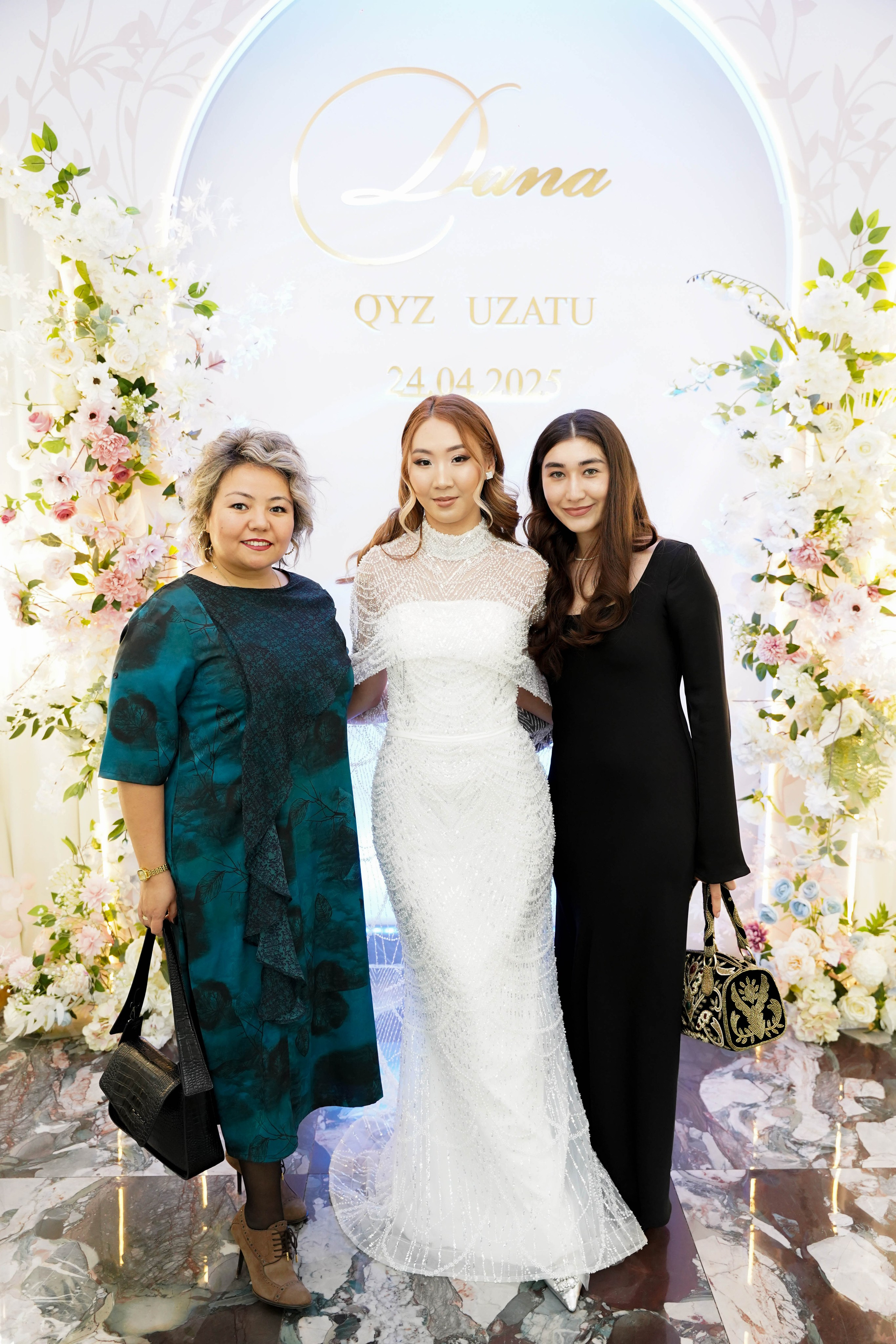 Dana uzatu. Фотограф Ернар Ержанов