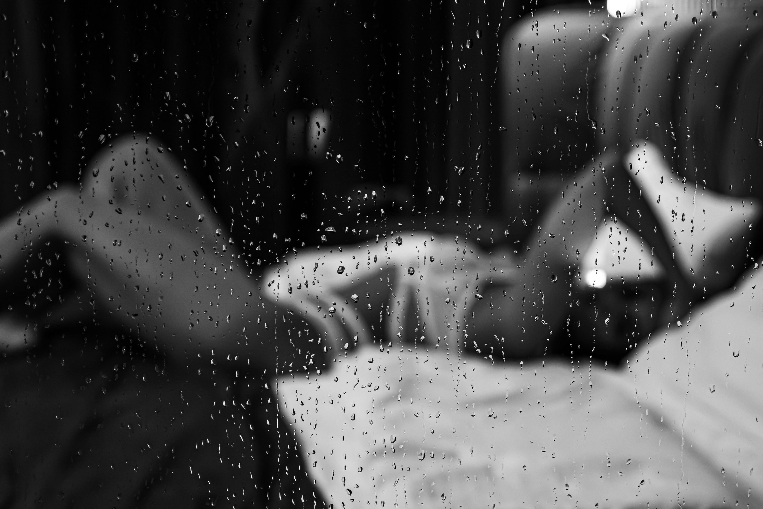 "За стеклом с каплями воды прекрасная девушка воплощает в себе элегантность и нежность, вызывающие смешанные чувства между реальностью и фантазией."