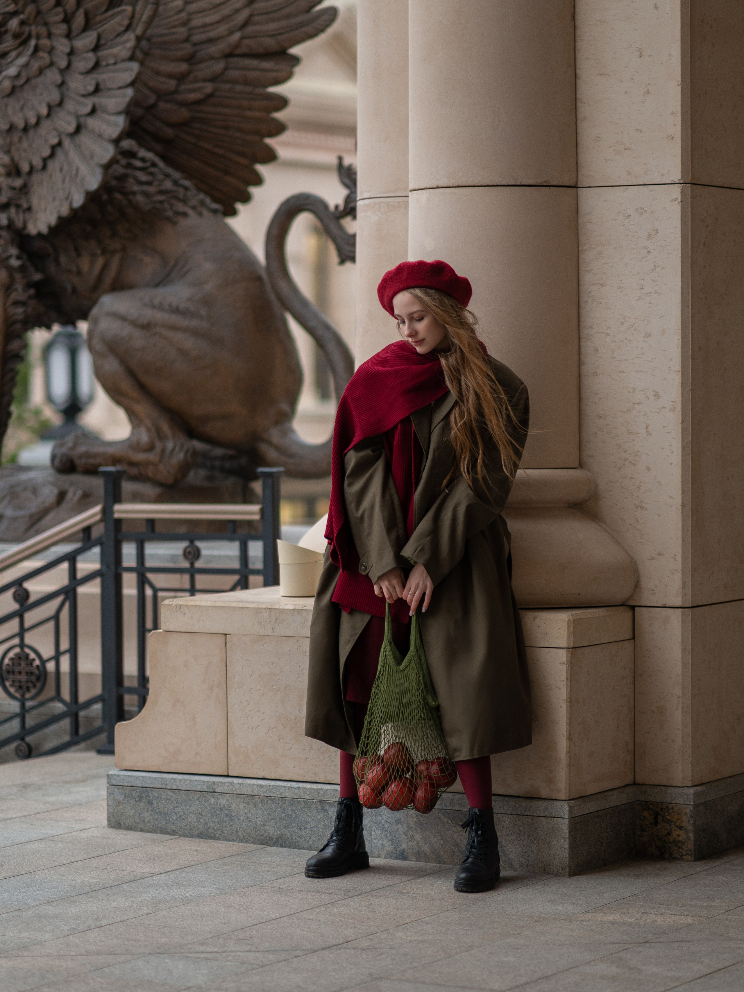 Девушка я яблоками в плаще и красном берете в Херсонесе Таврическом (Севастополь)