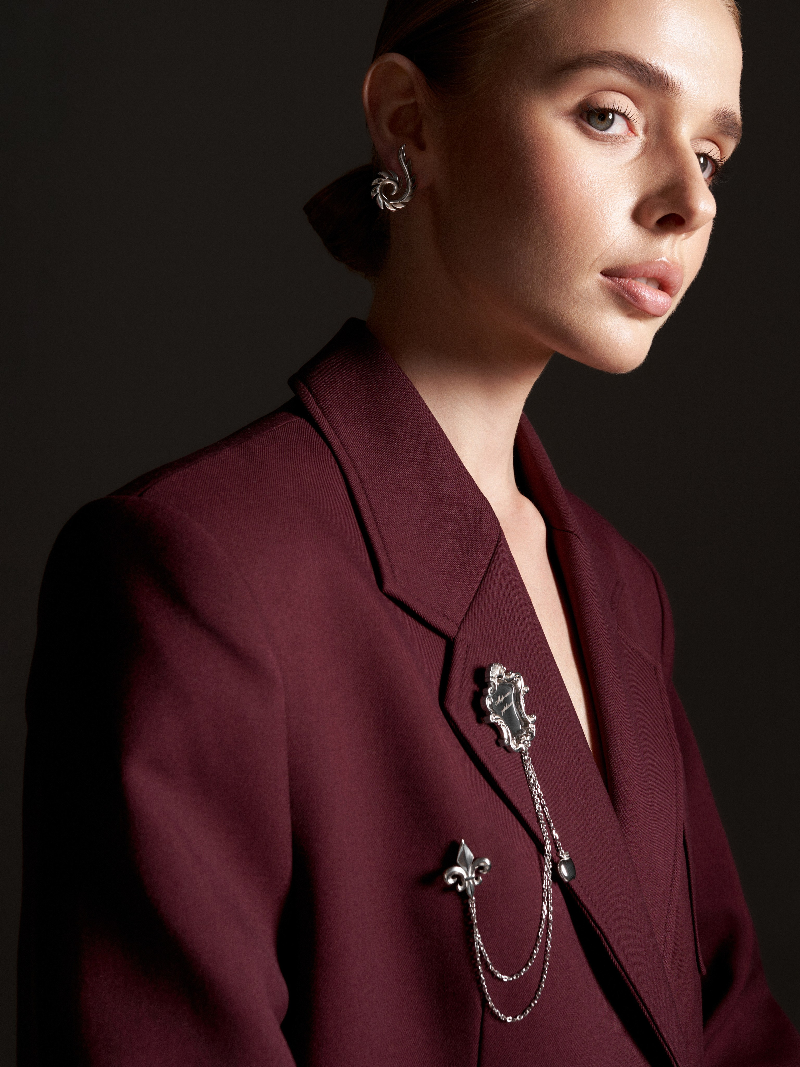 Портрет в три четверти, брошь на жакете, глубокий фон