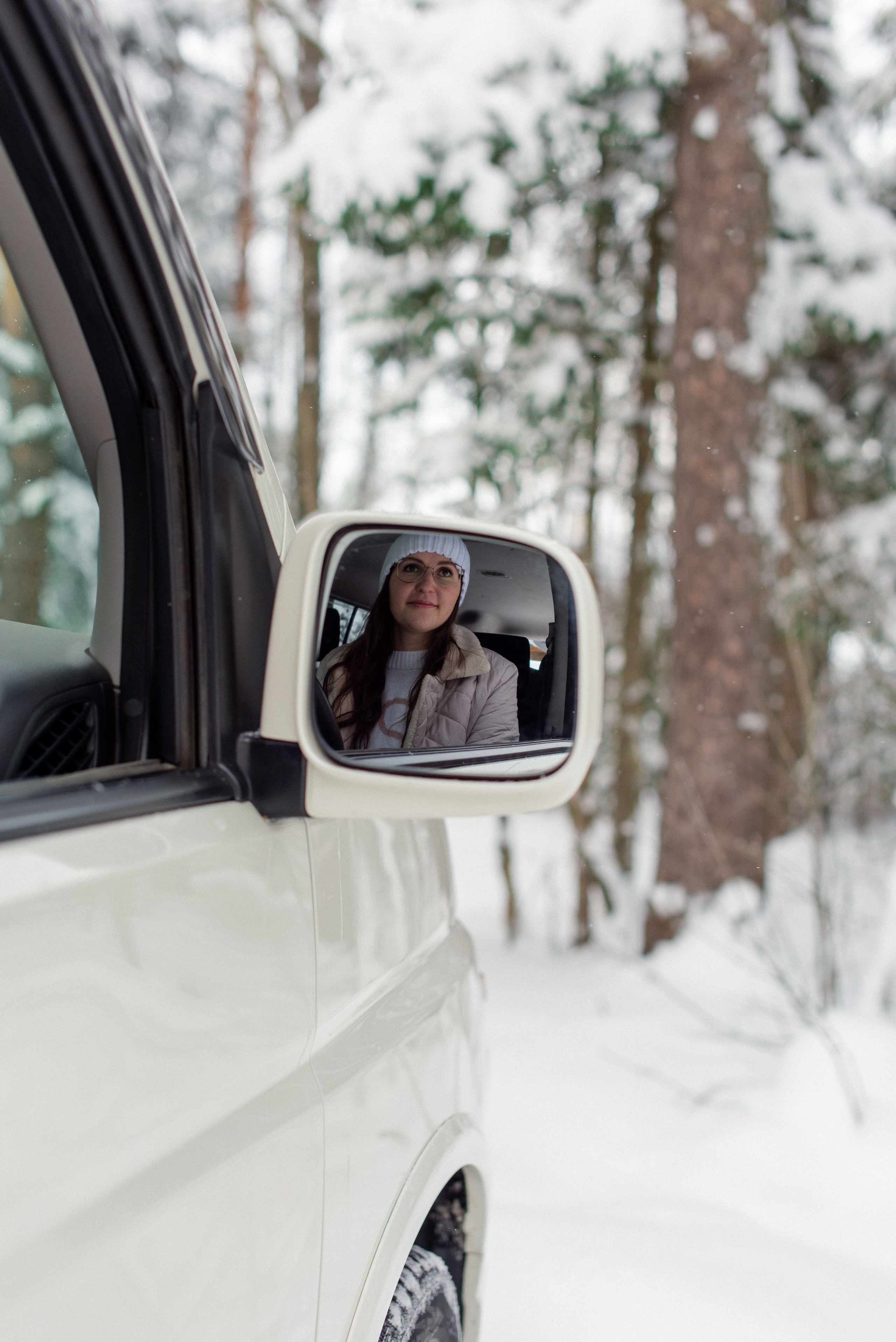 Девушка в боковом зеркале машины.