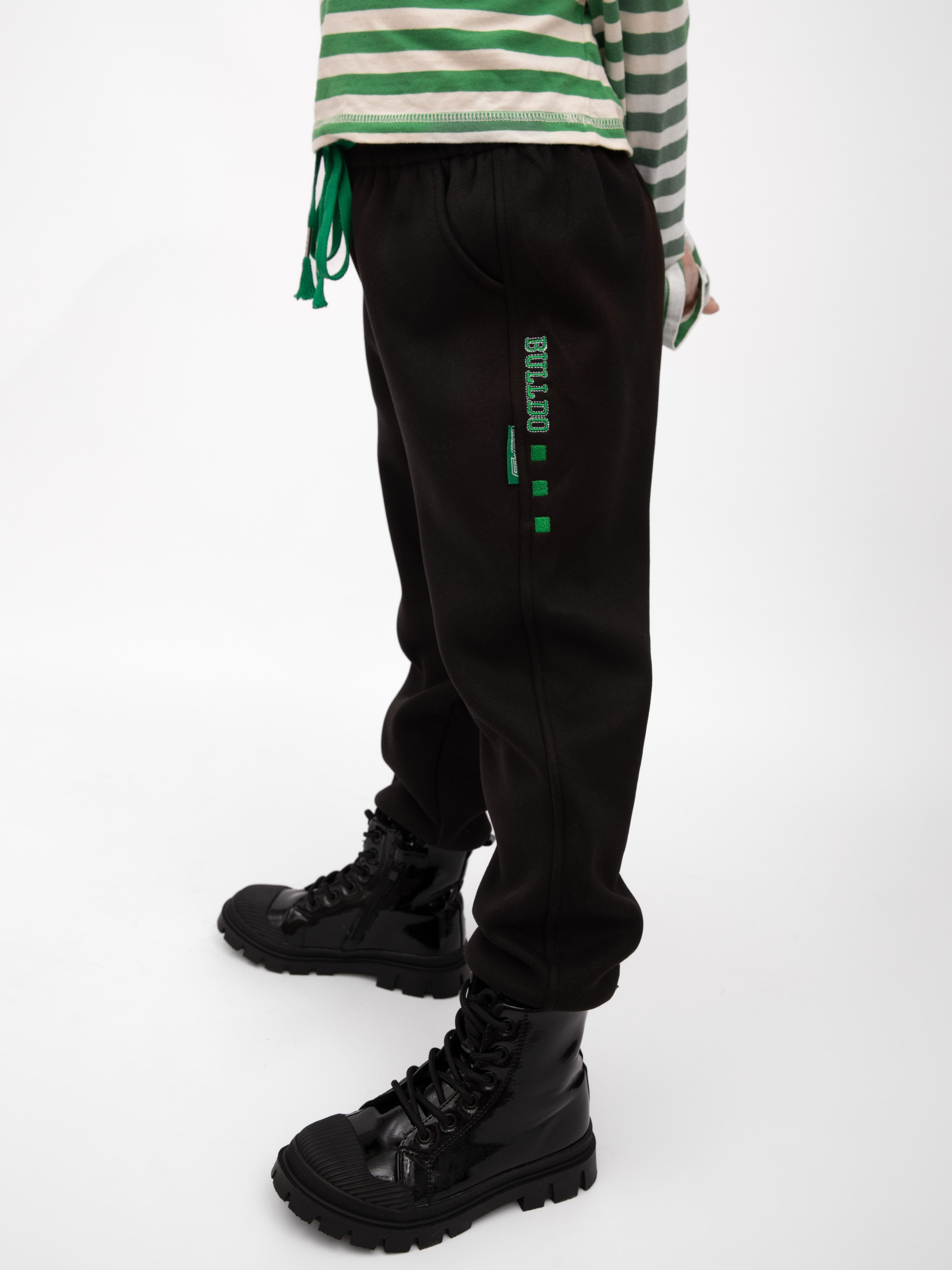 Детские брюки. Фотостудия предметной и модельной съёмки для маркетплейсов