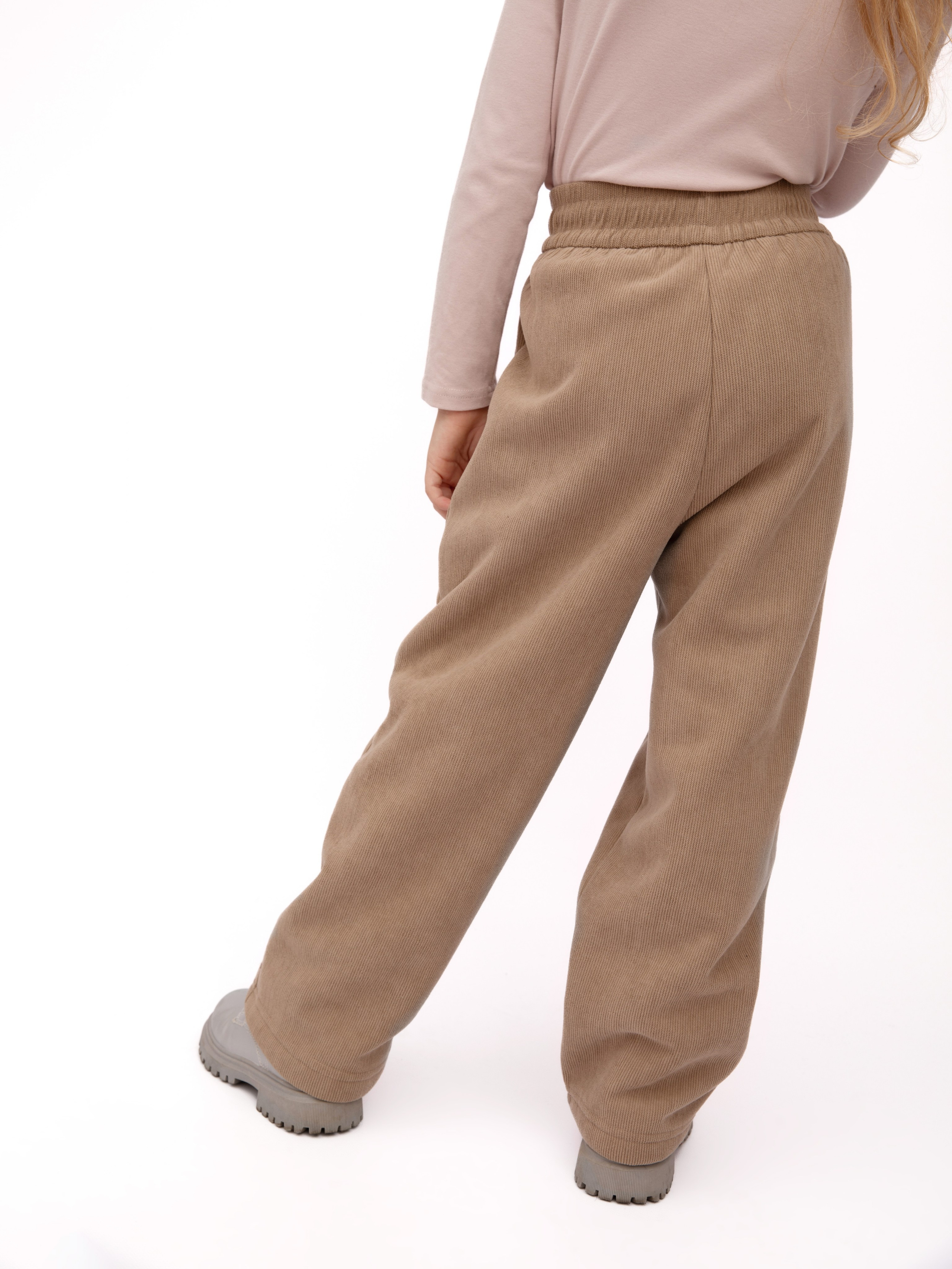 Детские брюки. Фотостудия предметной и модельной съёмки для маркетплейсов