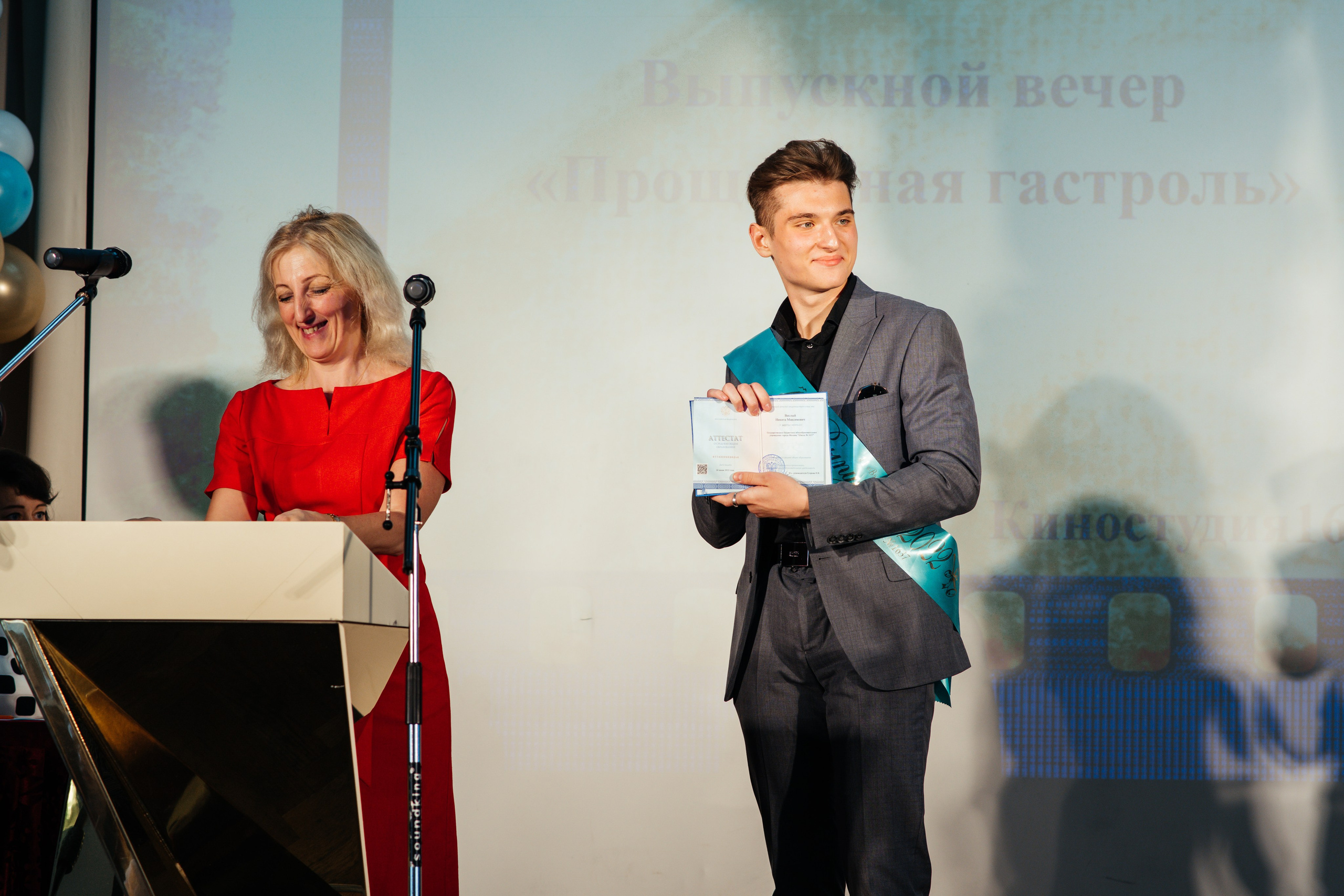 Вручение аттестатов. Выпускные альбомы в Подольске Москве и МО