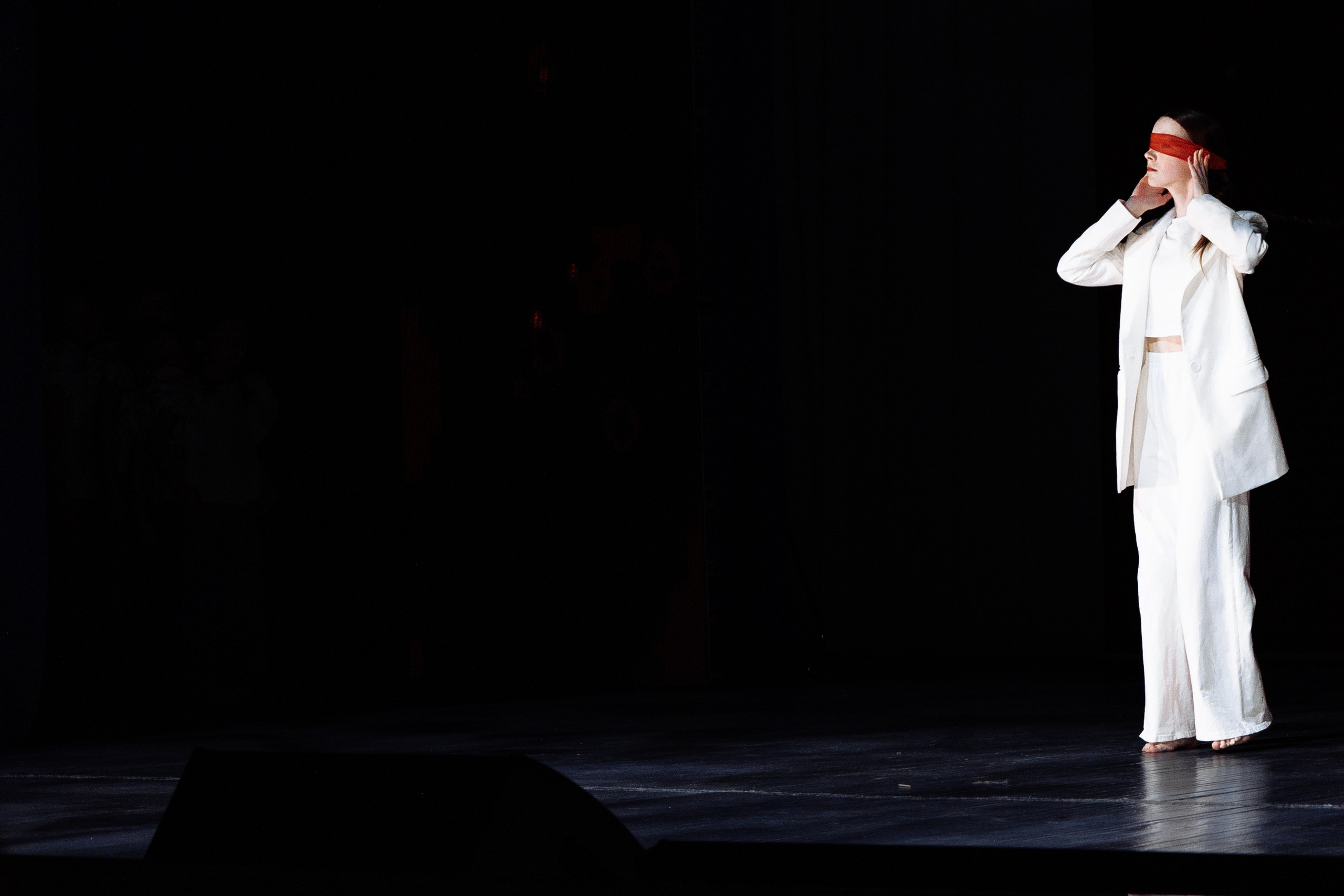 Современная хореография на сцене — Зазеркалье, город Усть-Кут.