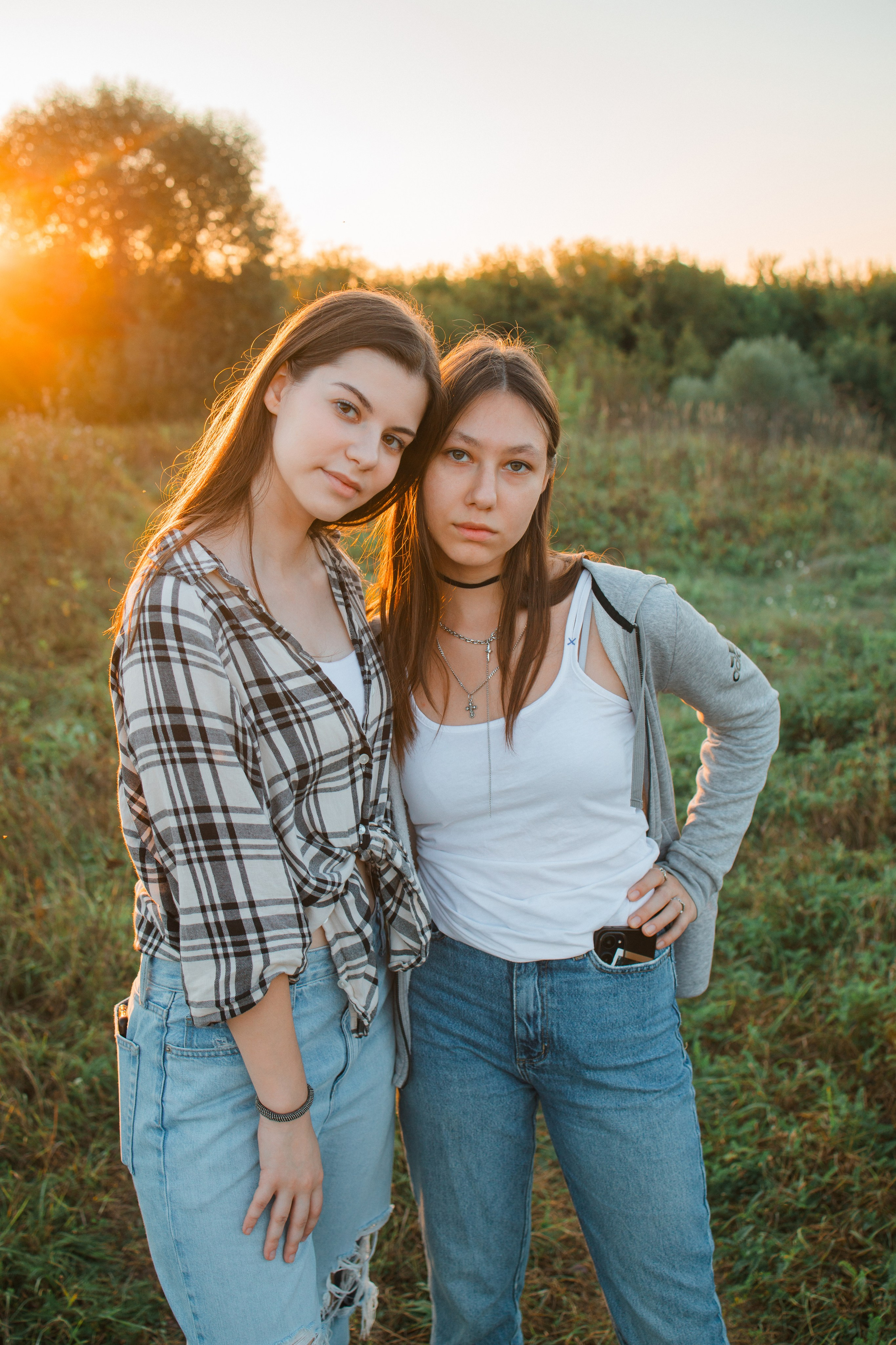Прогулочная фотосессия на выпускной альбом с 11 классом в Серпухове. Выпускные альбомы в Серпухове
