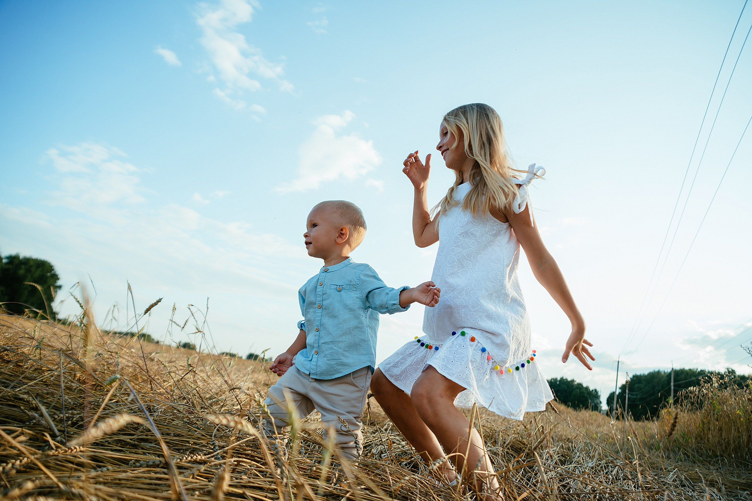 Уличная семейная фотосессия в пшеничном поле. Семейный фотограф Дарья Едапина Новосибирск. Фотограф Дарья Едапина Новосибирск
