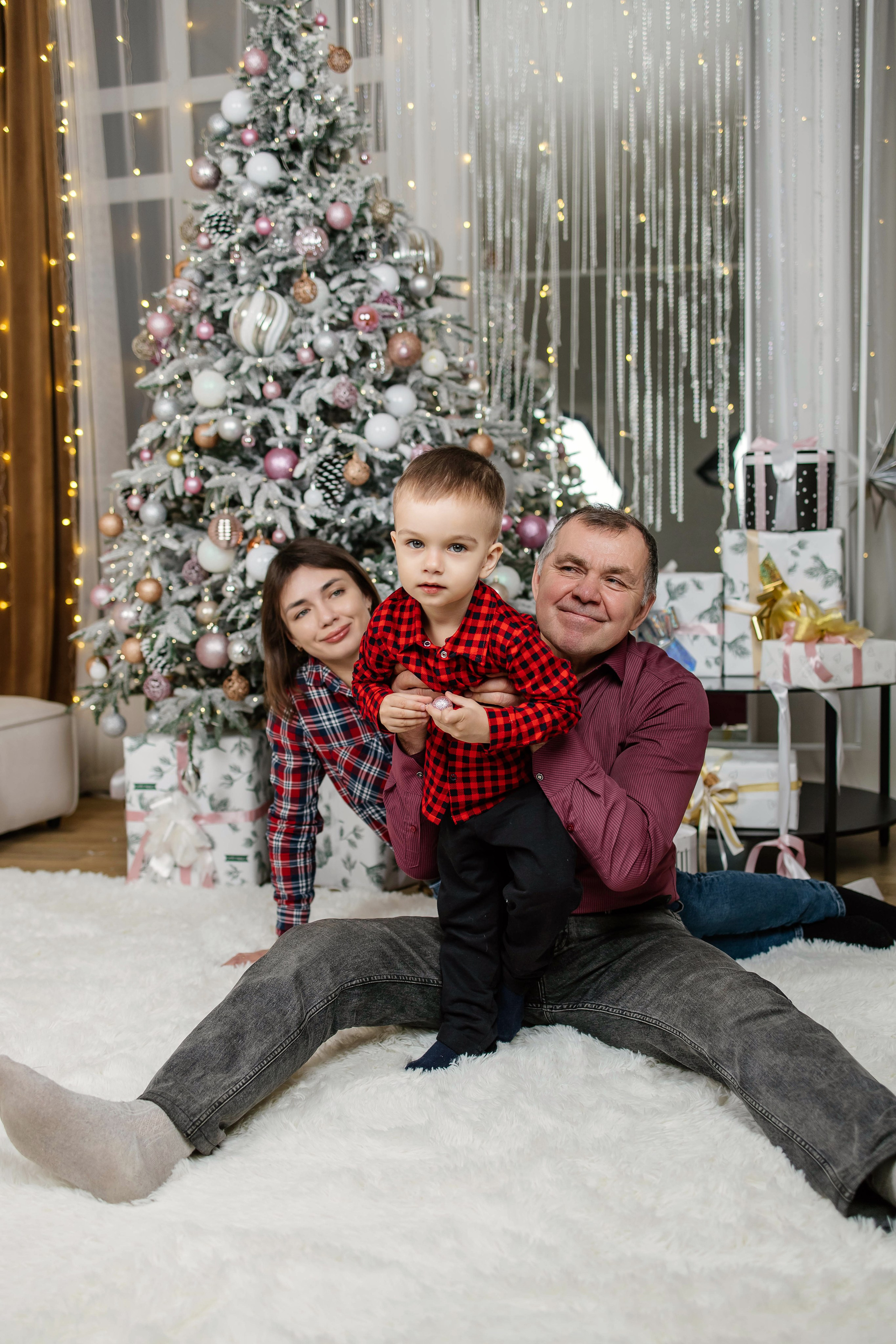 Семейная фотосессия Анастасия НГ 2026. Женский фотограф в Оренбурге Ирина Заводчикова