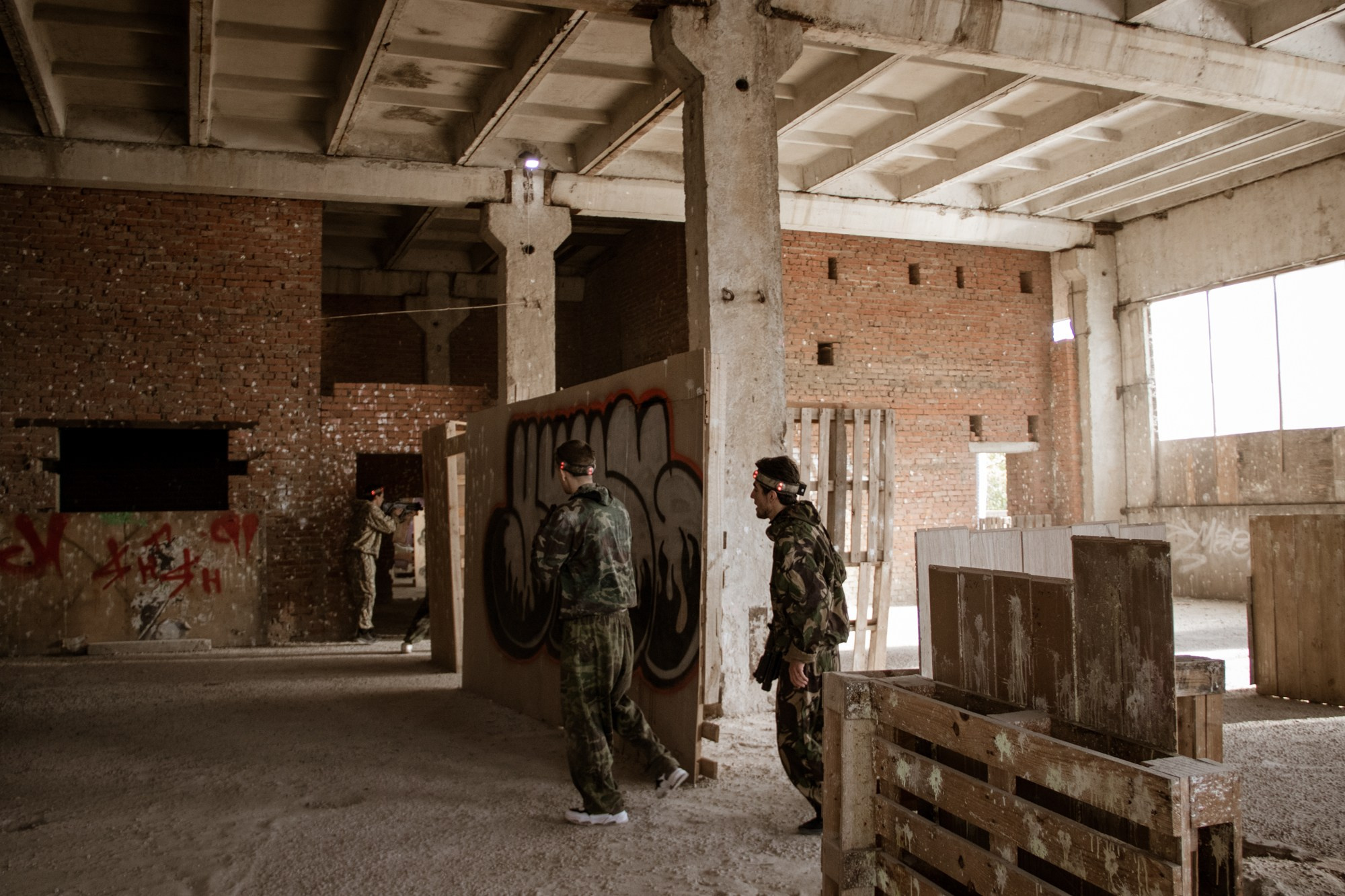 Лазертаг на заводе ЗИП. Репортажный, промышленный и маркетплейс-фотограф Дмитрий Чернат