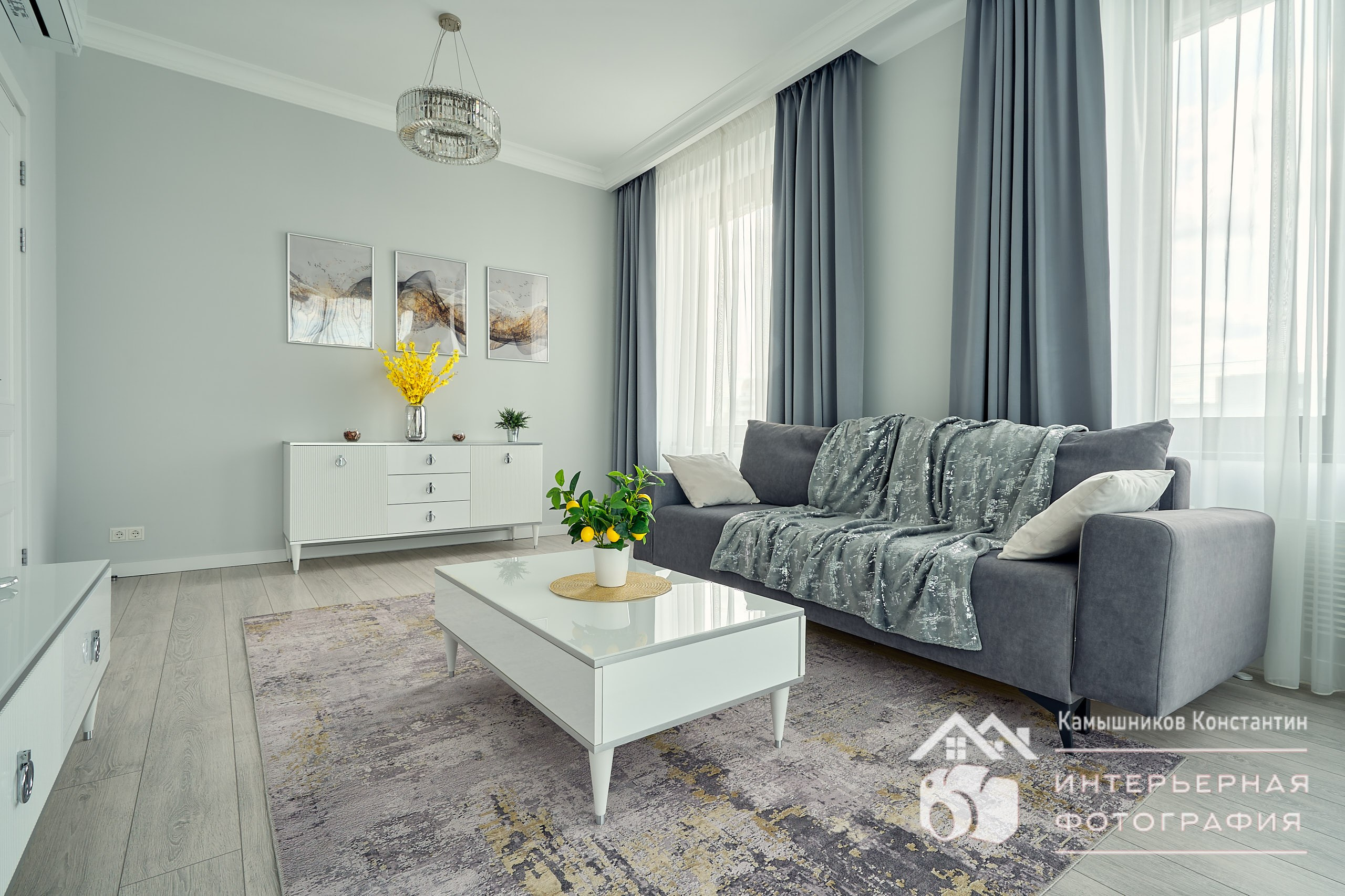 Интерьерное фото гостиной в квартире в ЖК бизнес-класса, классический для интерьерных фотографов диагональный ракурс