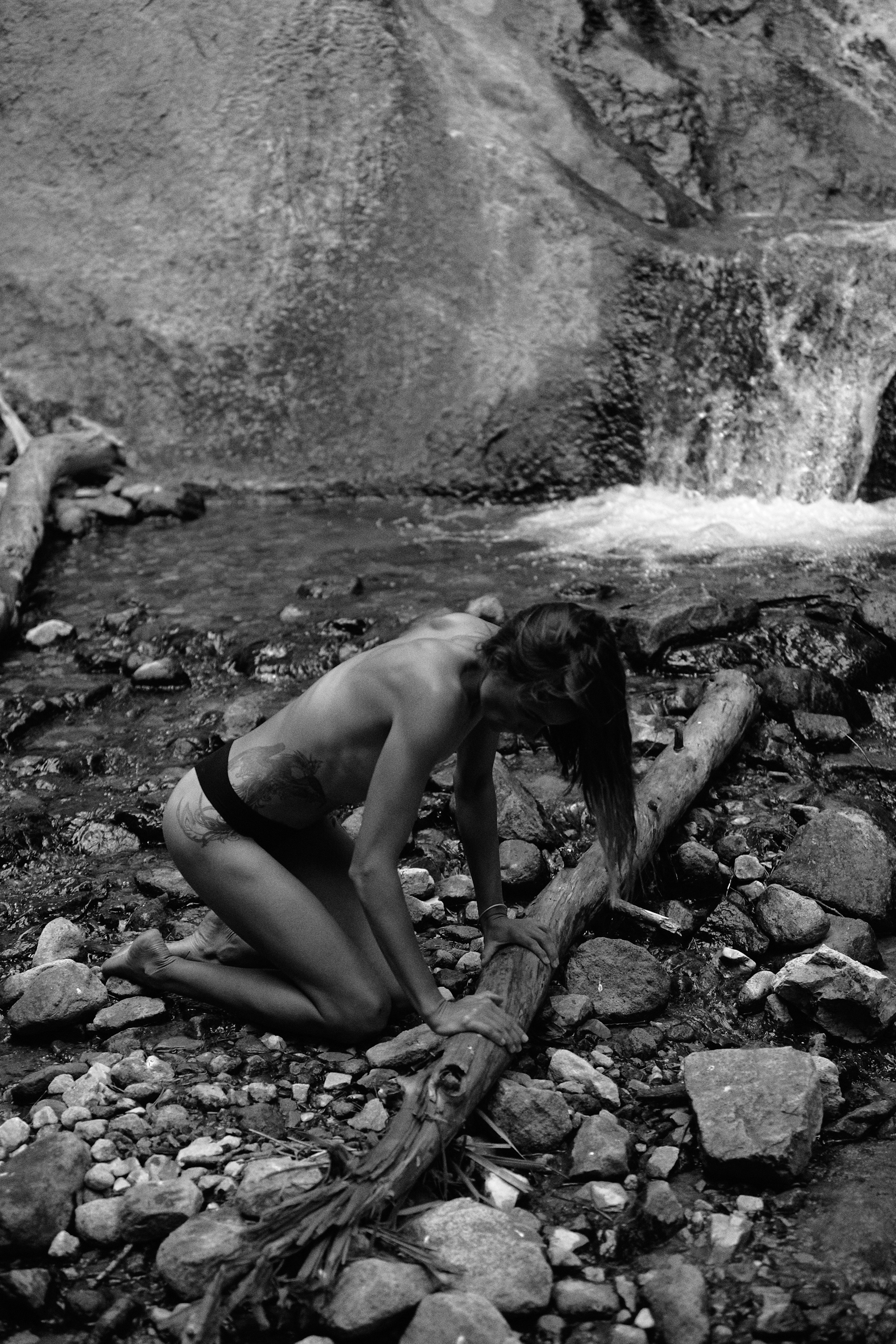 Фотосессия у водопада в горах Кабардино-Балкарии. Фотограф Продюсер в горах КБР / Москва  Нальчик Горы