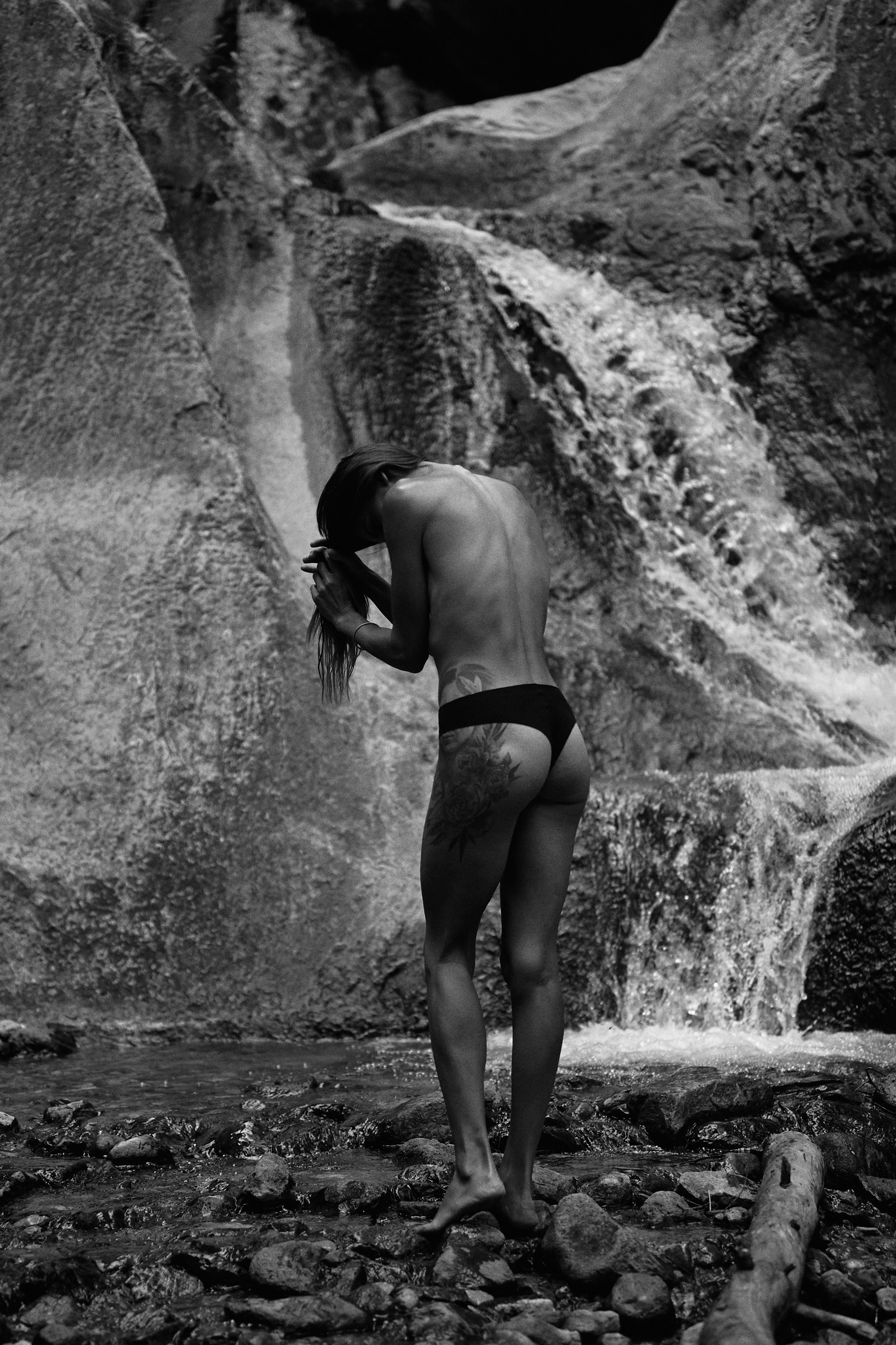 Фотосессия у водопада в горах Кабардино-Балкарии. Фотограф Продюсер в горах КБР / Москва  Нальчик Горы