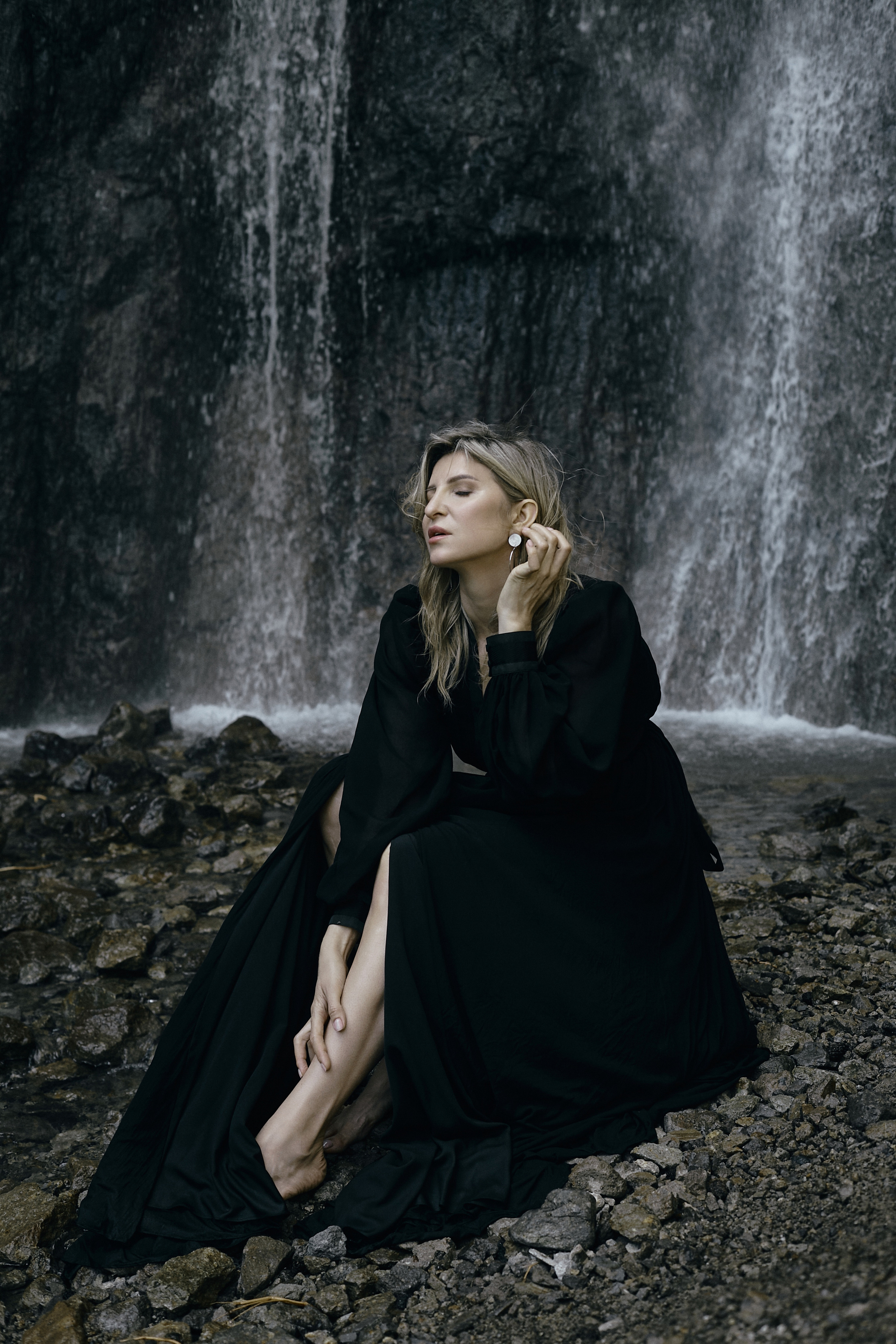 Фотосессия у водопада в Кабардино-Балкарии. Фотограф Продюсер в горах КБР / Москва  Нальчик Горы