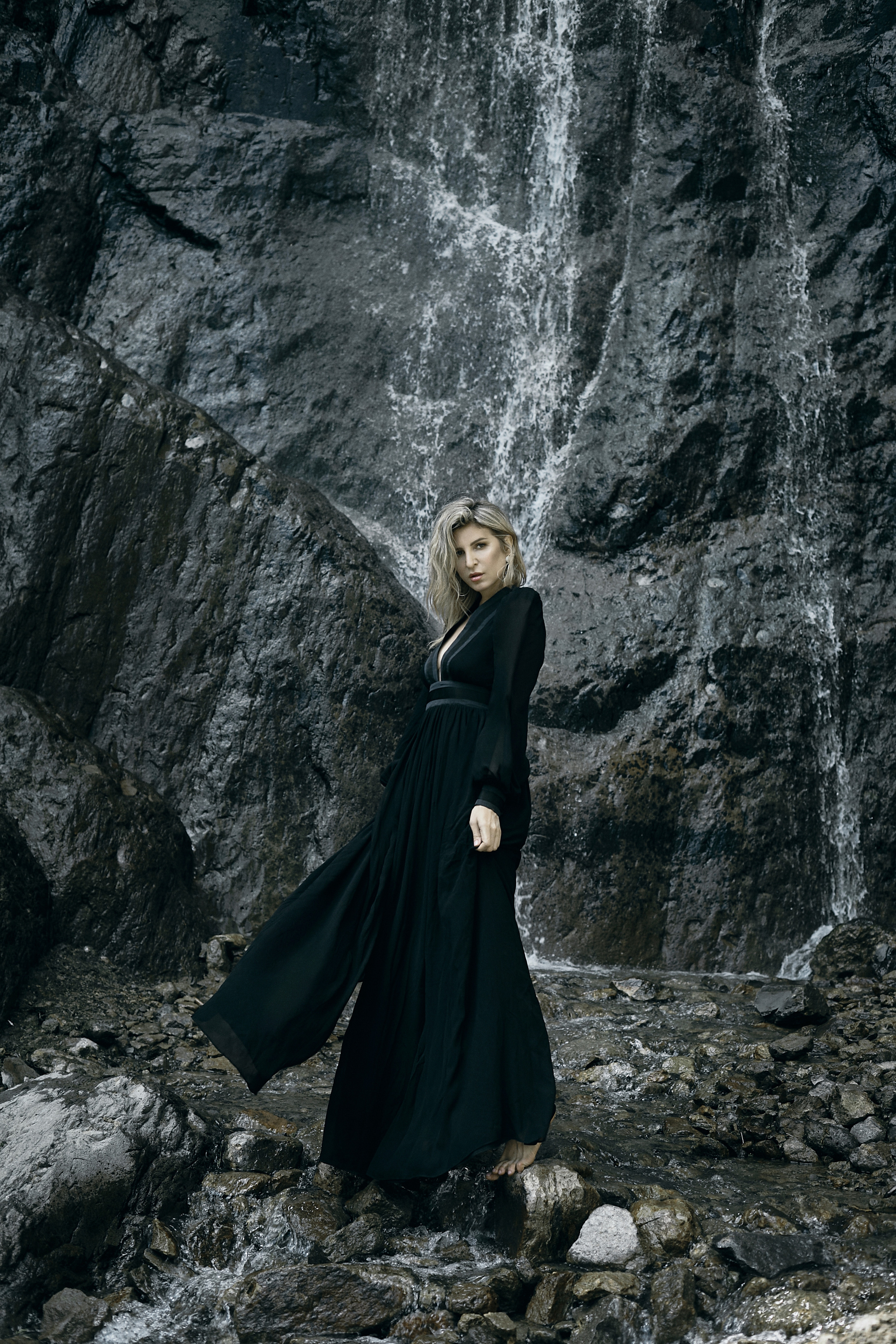 Фотосессия у водопада в Кабардино-Балкарии. Фотограф Продюсер в горах КБР / Москва  Нальчик Горы