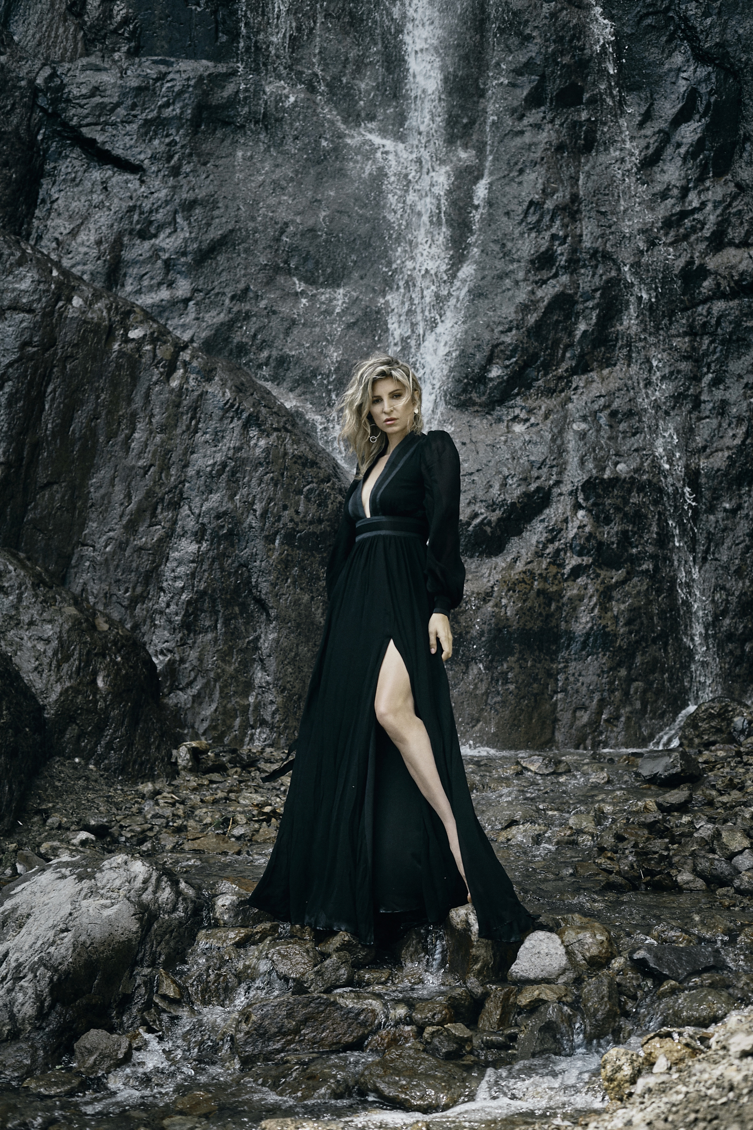 Фотосессия у водопада в Кабардино-Балкарии. Фотограф Продюсер в горах КБР / Москва  Нальчик Горы