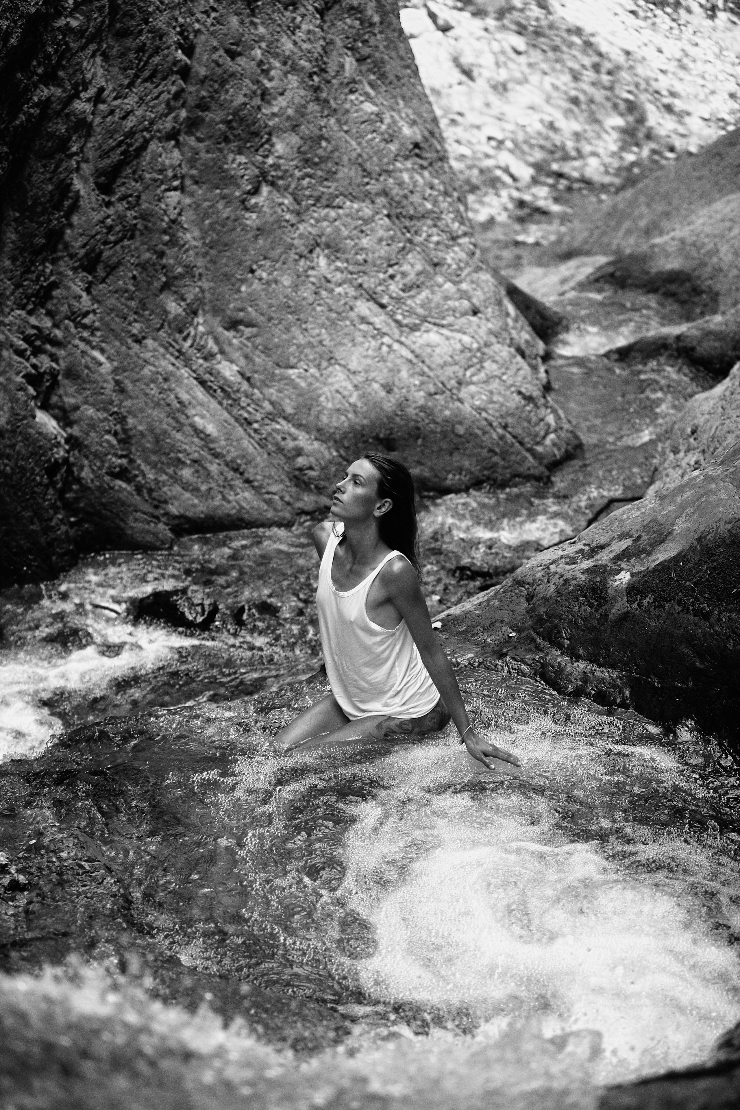 Фотосессия у водопада в горах Кабардино-Балкарии. Фотограф Продюсер в горах КБР / Москва  Нальчик Горы