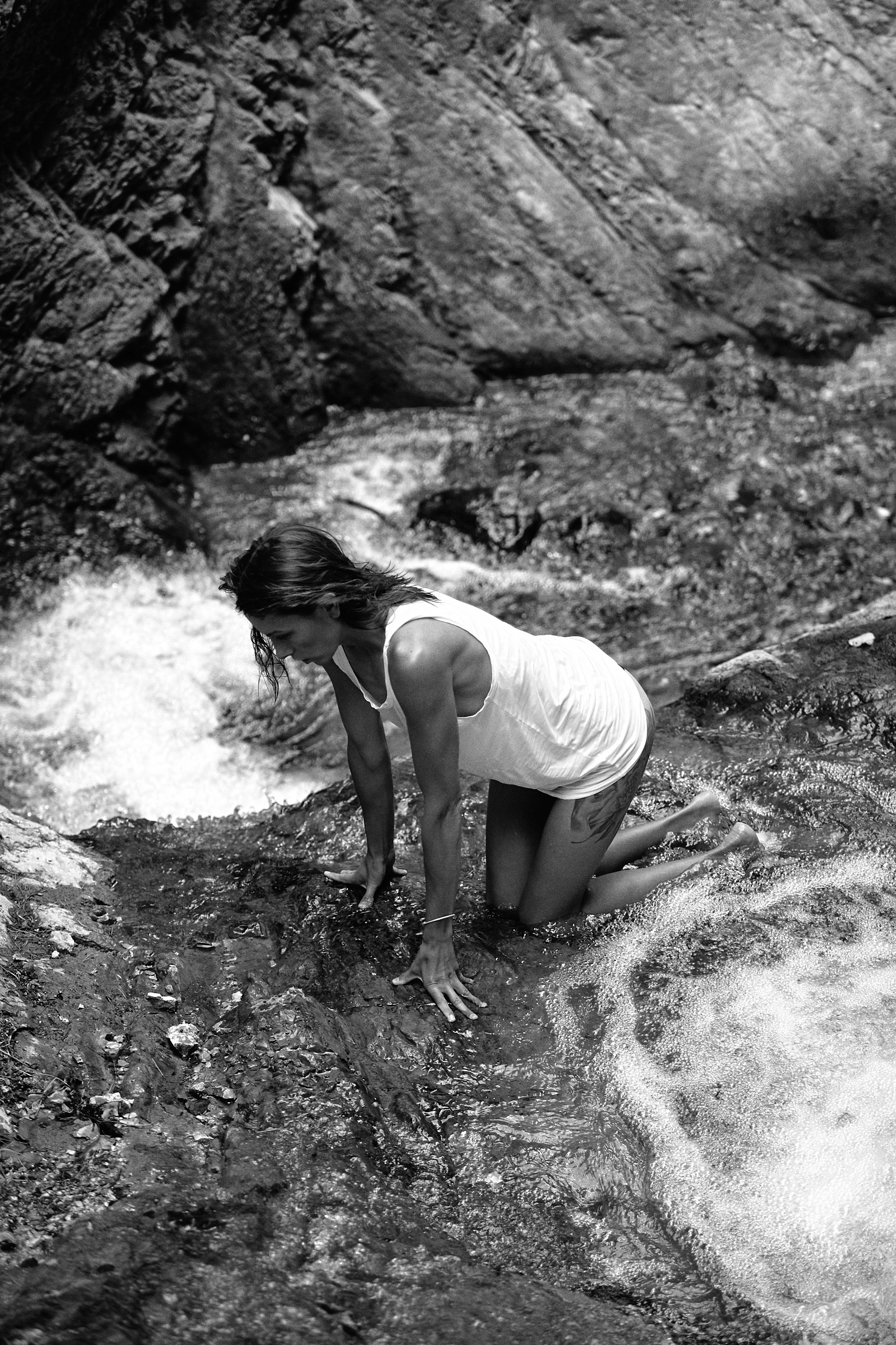 Фотосессия у водопада в горах Кабардино-Балкарии. Фотограф Продюсер в горах КБР / Москва  Нальчик Горы