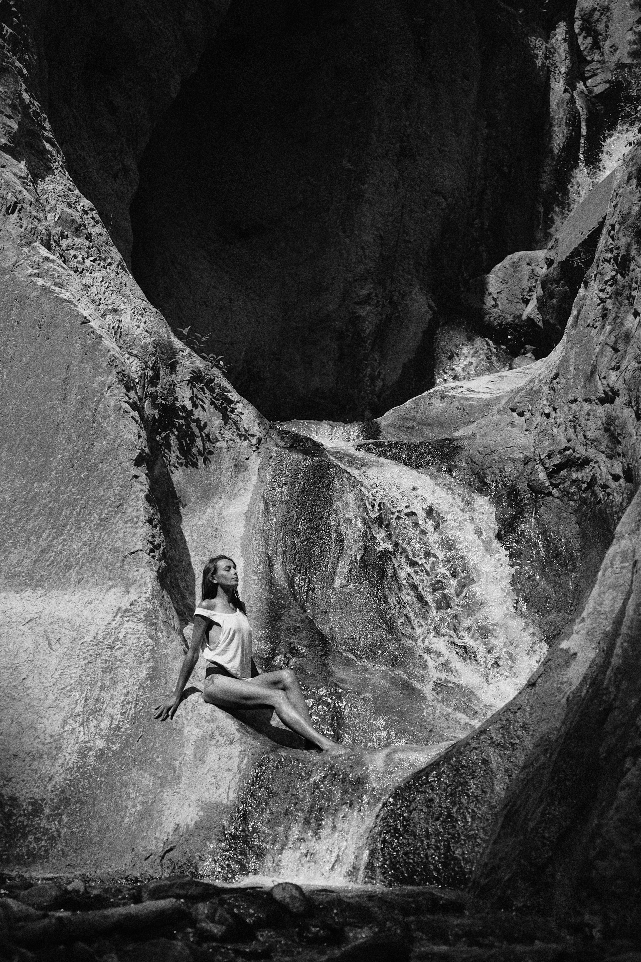 Фотосессия у водопада в горах Кабардино-Балкарии. Фотограф Продюсер в горах КБР / Москва  Нальчик Горы