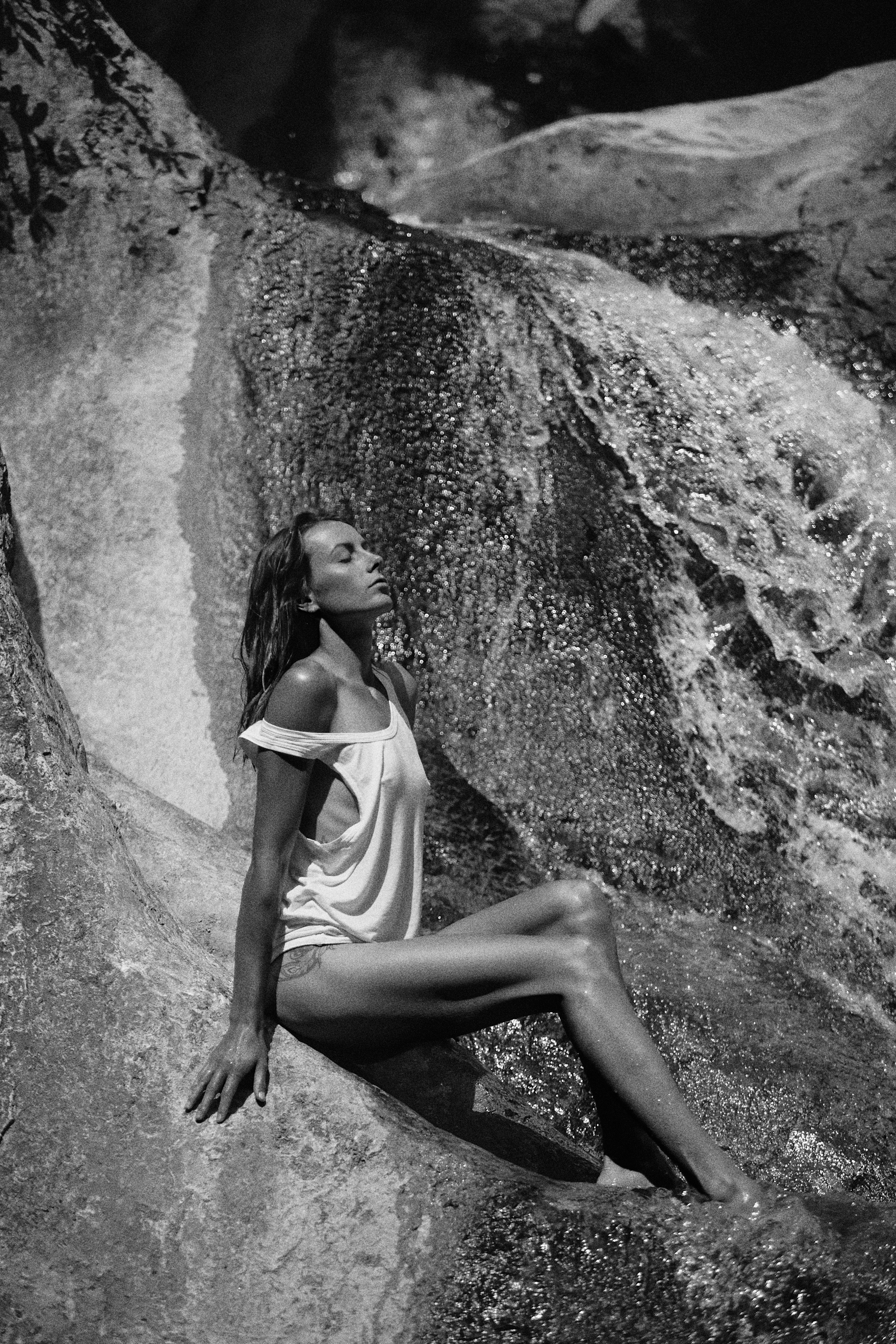 Фотосессия у водопада в горах Кабардино-Балкарии. Фотограф Продюсер в горах КБР / Москва  Нальчик Горы