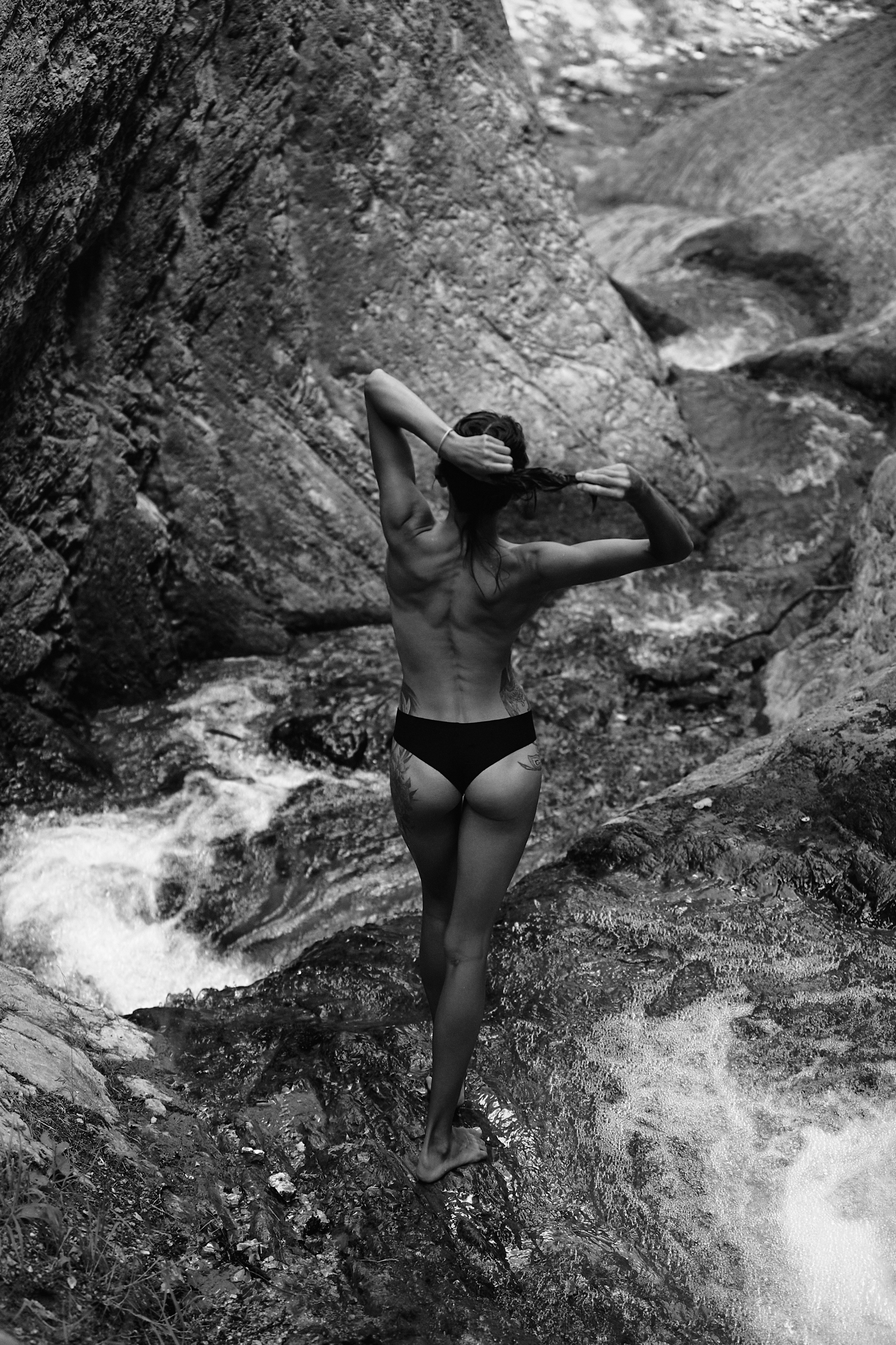 Фотосессия у водопада в горах Кабардино-Балкарии. Фотограф Продюсер в горах КБР / Москва  Нальчик Горы