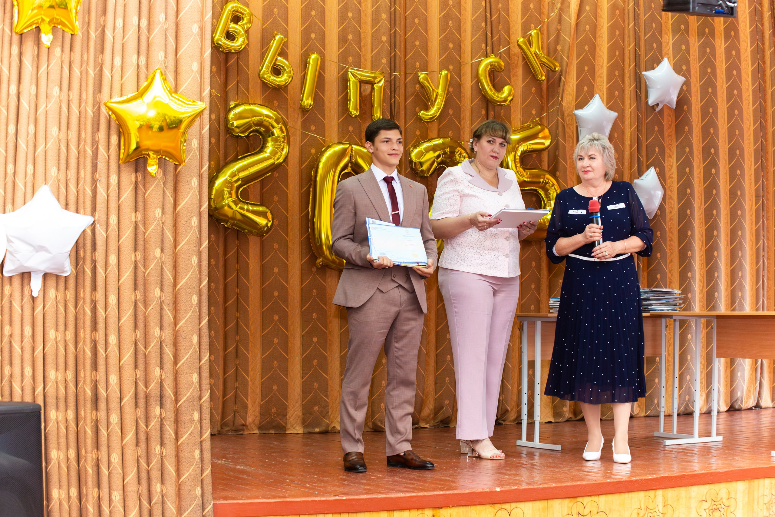 ВРУЧЕНИЕ ДИПЛОМОВ 2025 9 ШКОЛА Г.МЦЕНСК. Профессиональный фотограф в Мценске и Орловской области