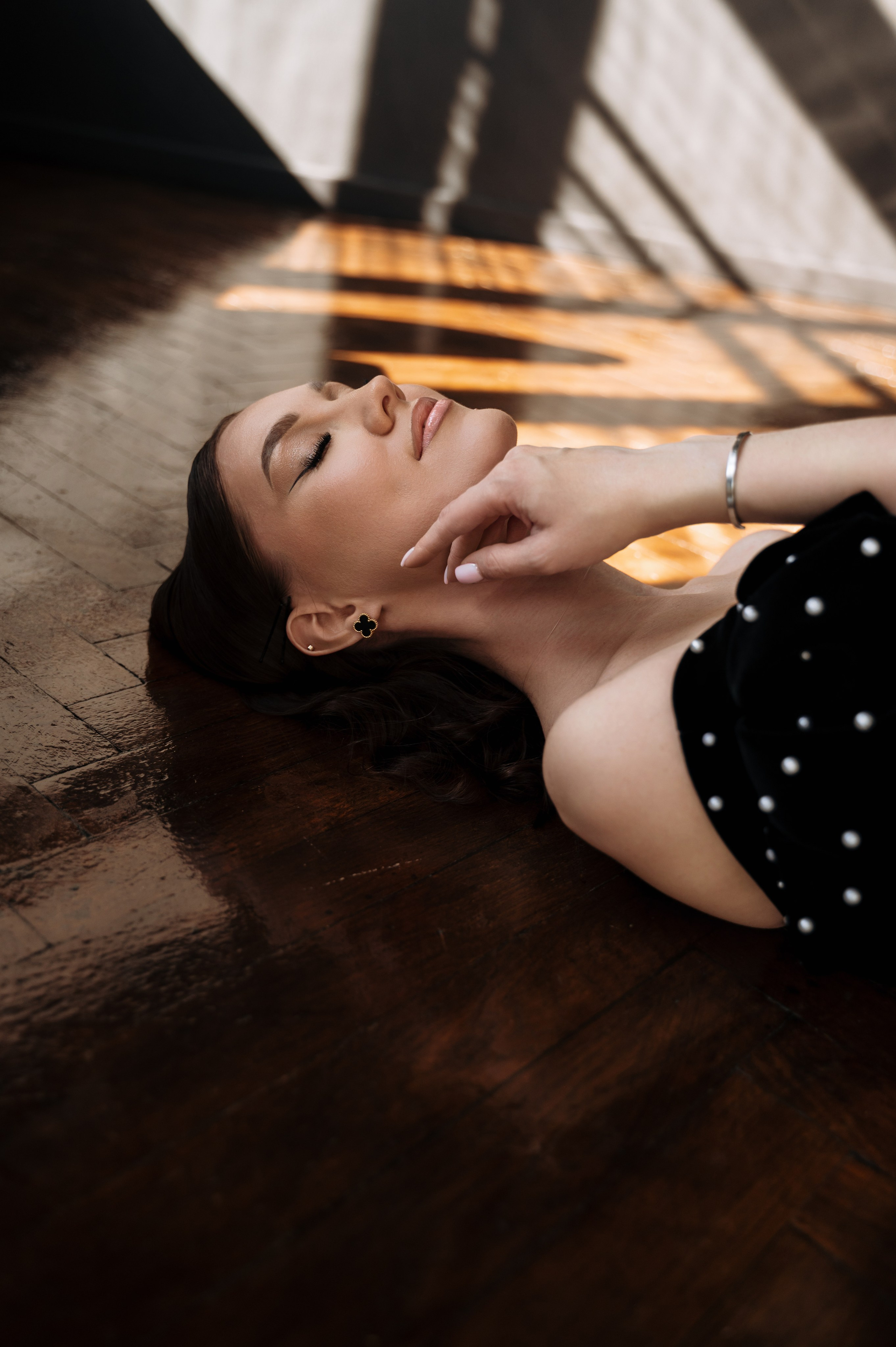 портрет девушки крупным планом лежа