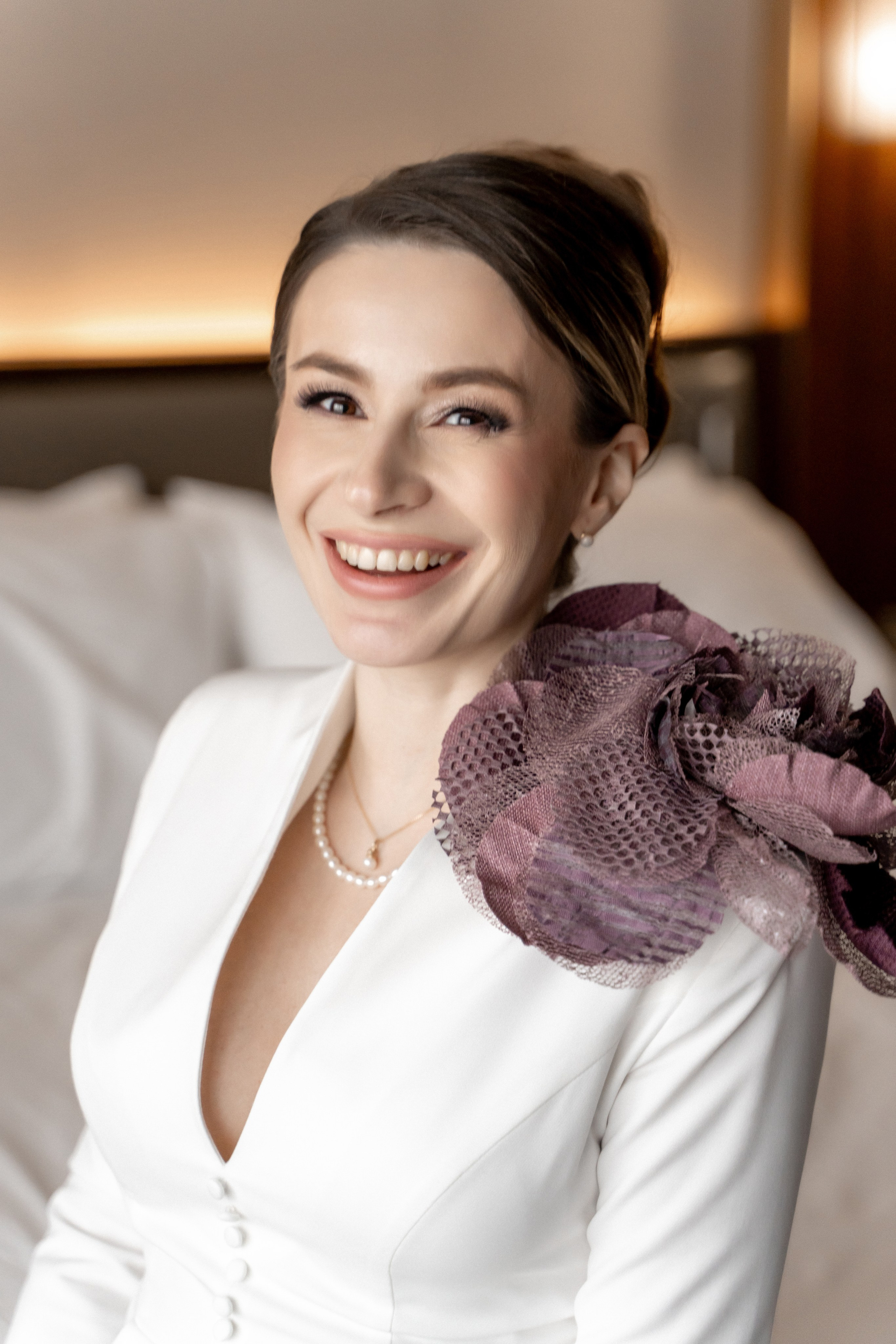 Свадебный фотограф в Москве. Свадебный фотограф Видное, Бутово, Домодедово, Щербинка, Царицыно. Свадебная фотосессия и сборы невесты в отеле Soluxe. Регистрация брака во дворце бракосочетания ВДНХ. Свадьба на ВДНХ. Свадебная фотосессия с ретро автомобилем Чайка. 