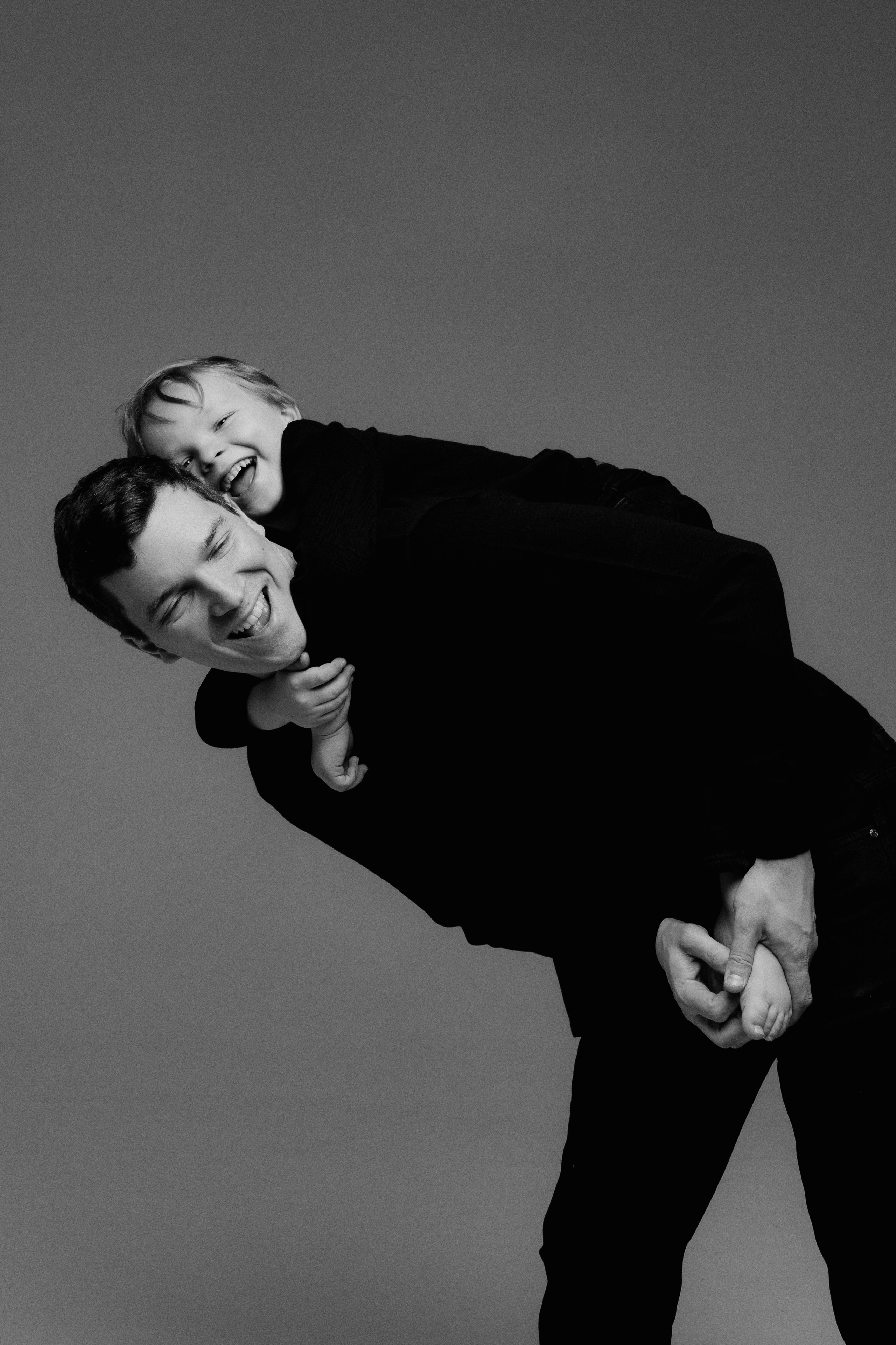 Катя, Рома и Ваня. Семейная фотосессия на циклораме чб. Фотограф в Москве Ольга Сатони