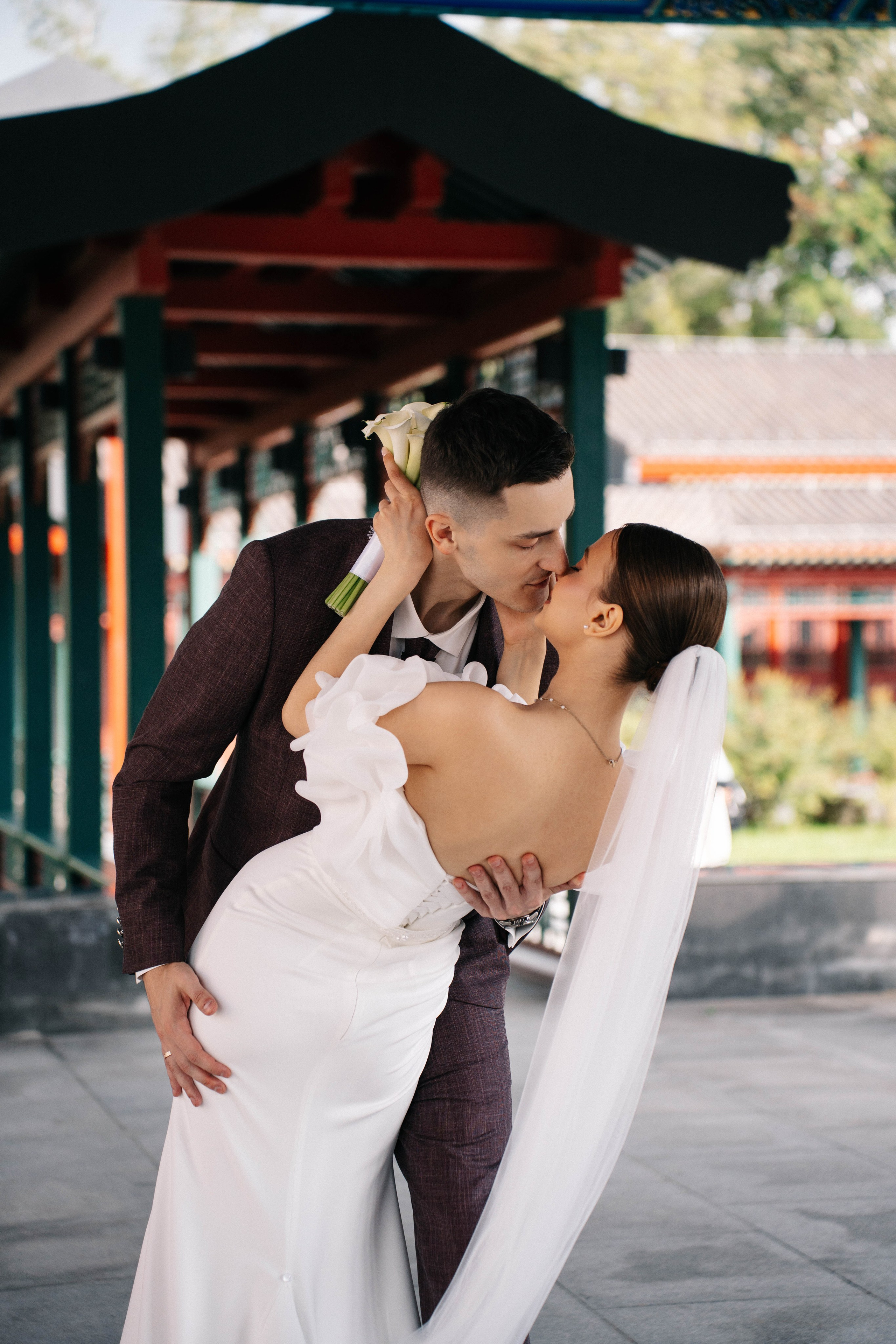 Свадебная фотосессия в Бутырском ЗАГС (Дворец Бракосочетания № 4) и прогулка в отеле Solux (Солюкс)