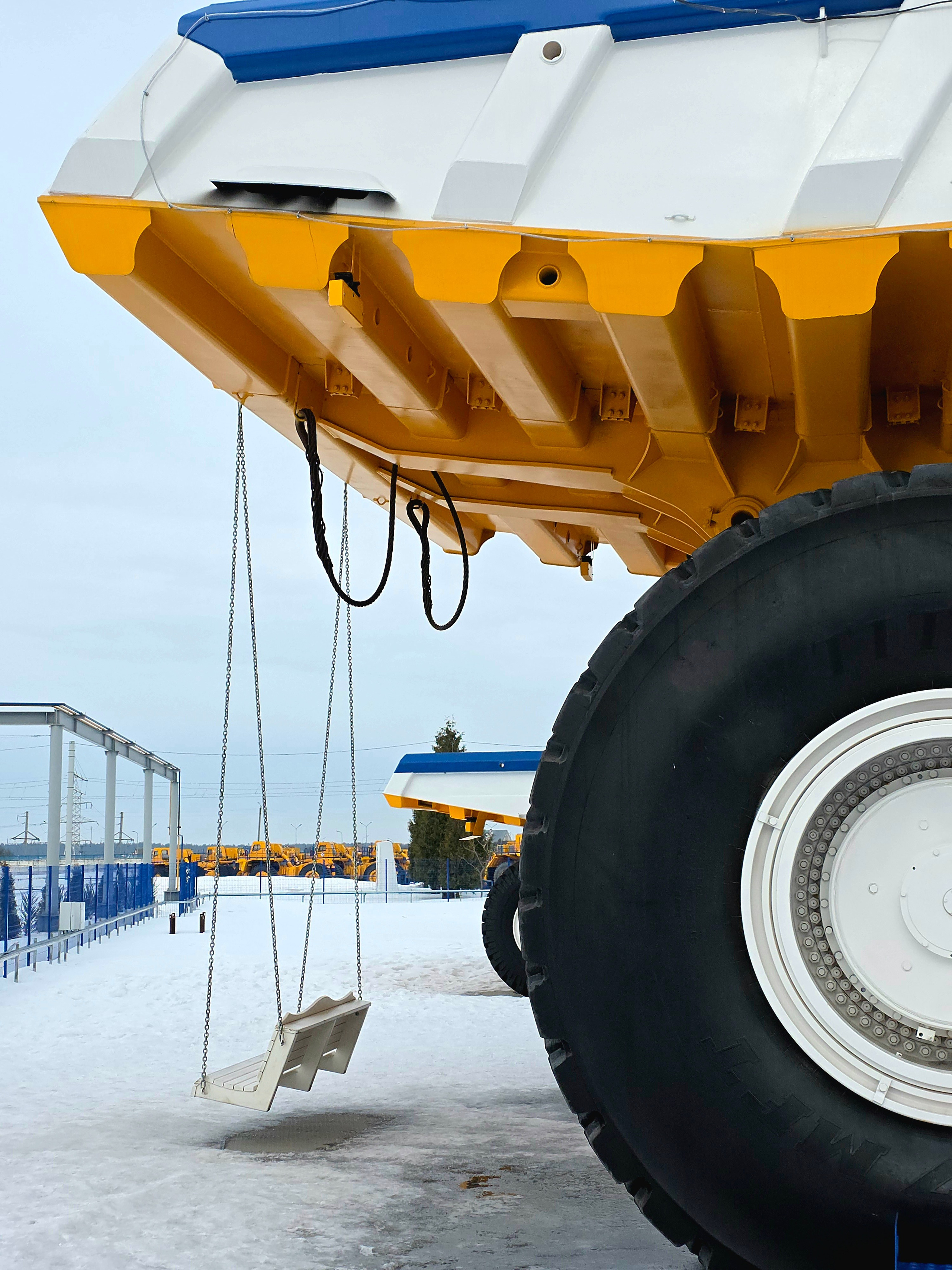 После одной из фотосессий на кузовах нескольких машин подвешены качельки